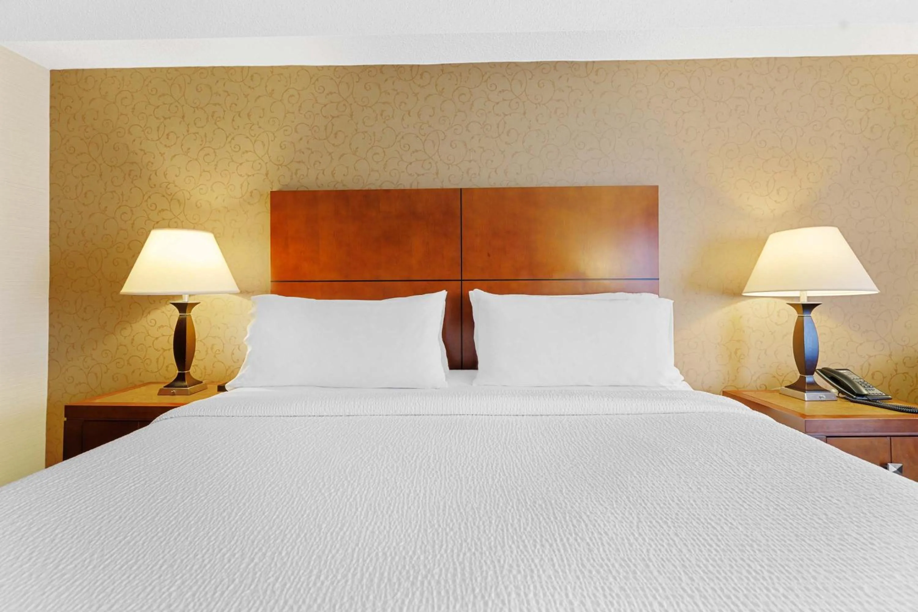 Photo of the whole room, Bed in Sandman Hotel & Suites London Downtown