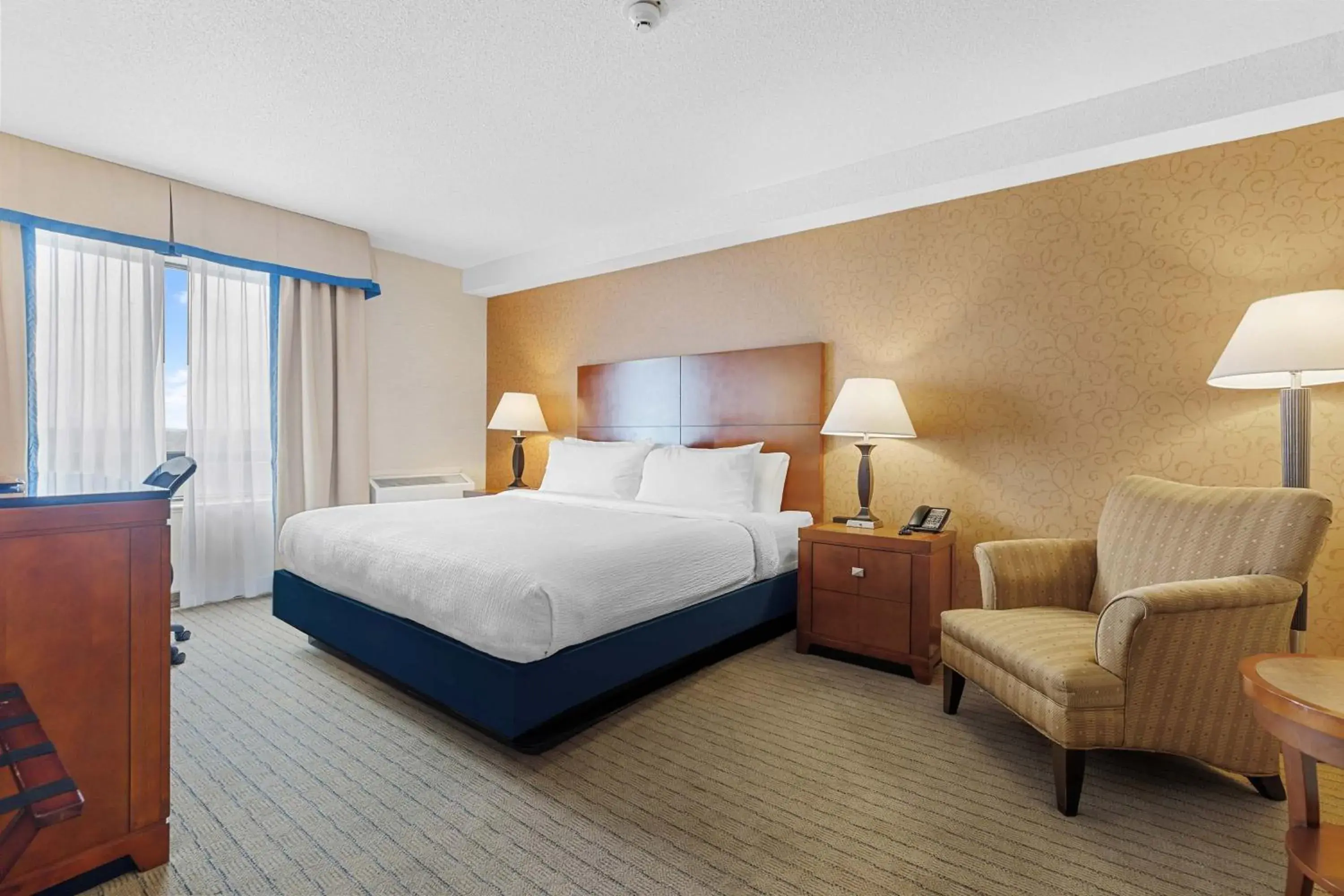 Executive King Suite in Sandman Hotel & Suites London Downtown Executive King Suite in Sandman Hotel & Suites London Downtown