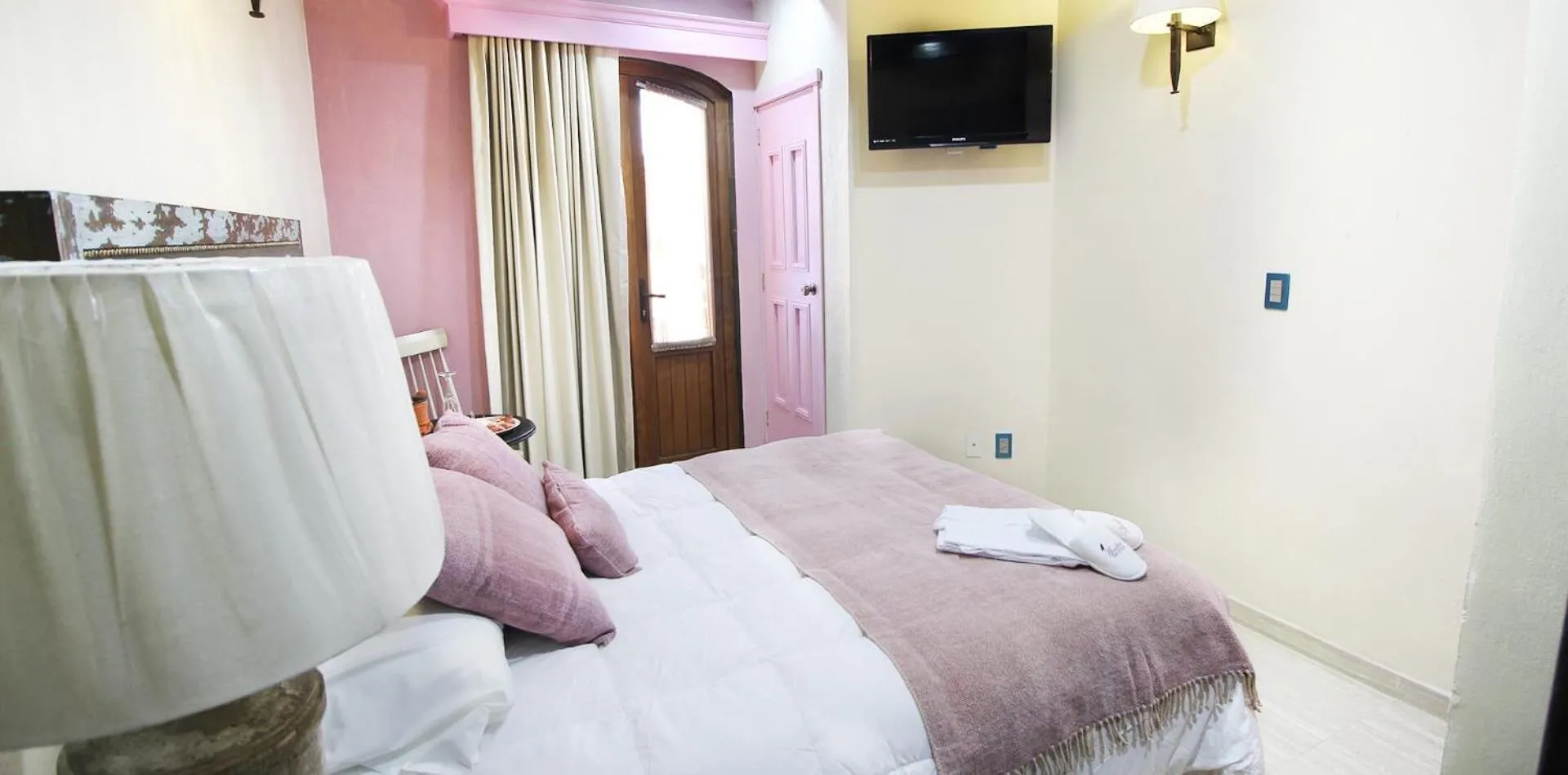 Queen Room with Balcony in Alondra Hotel Boutique