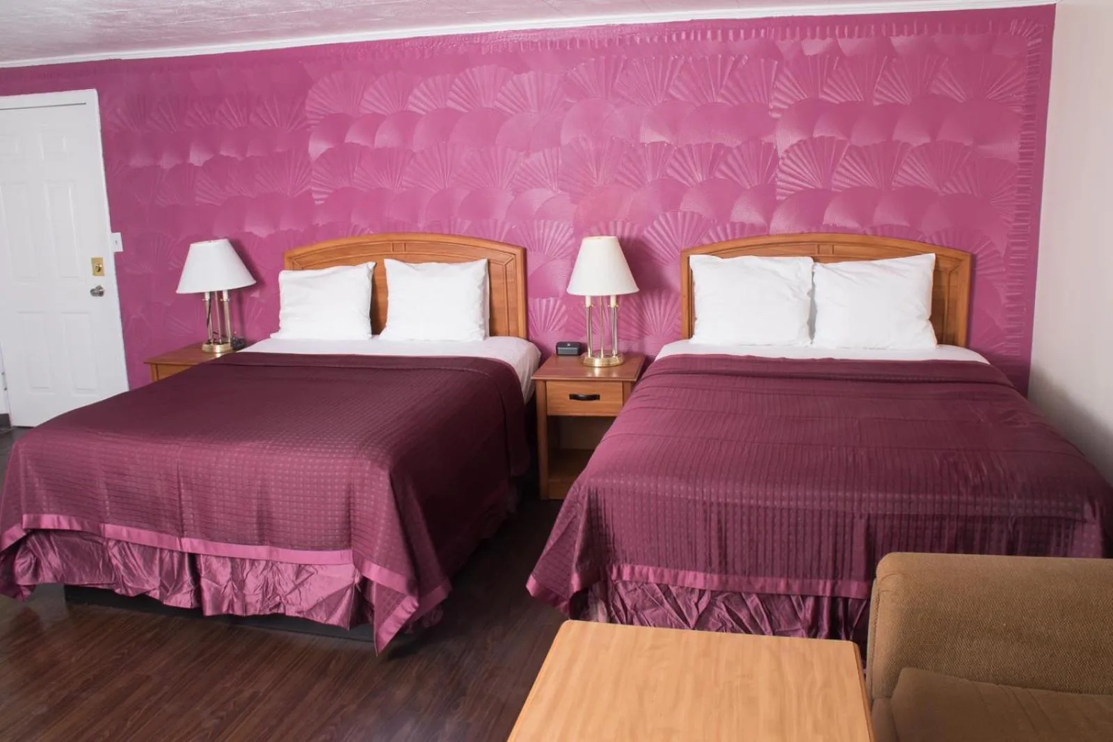 Property building, Bed in Budget Inn