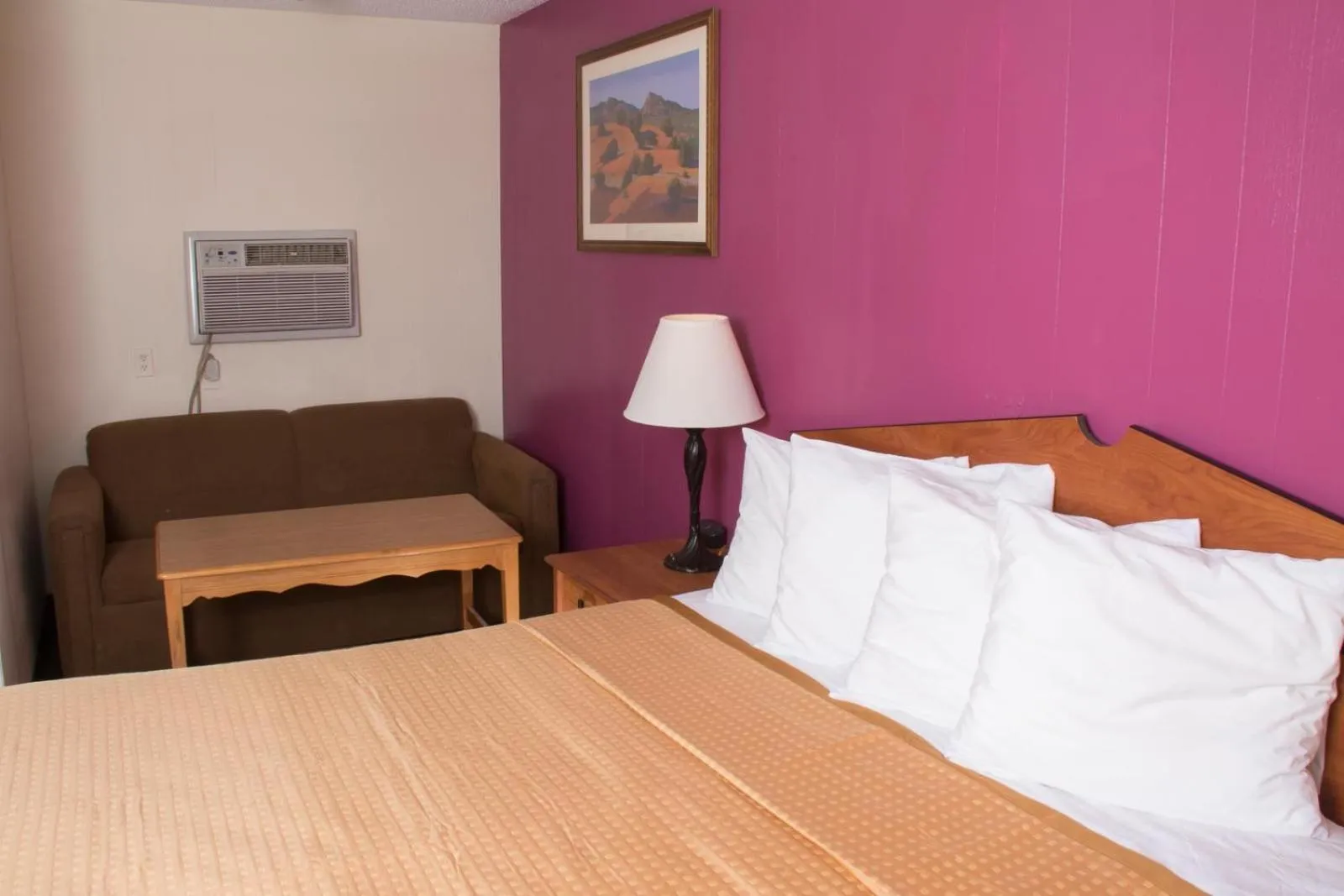 Property building, Bed in Budget Inn