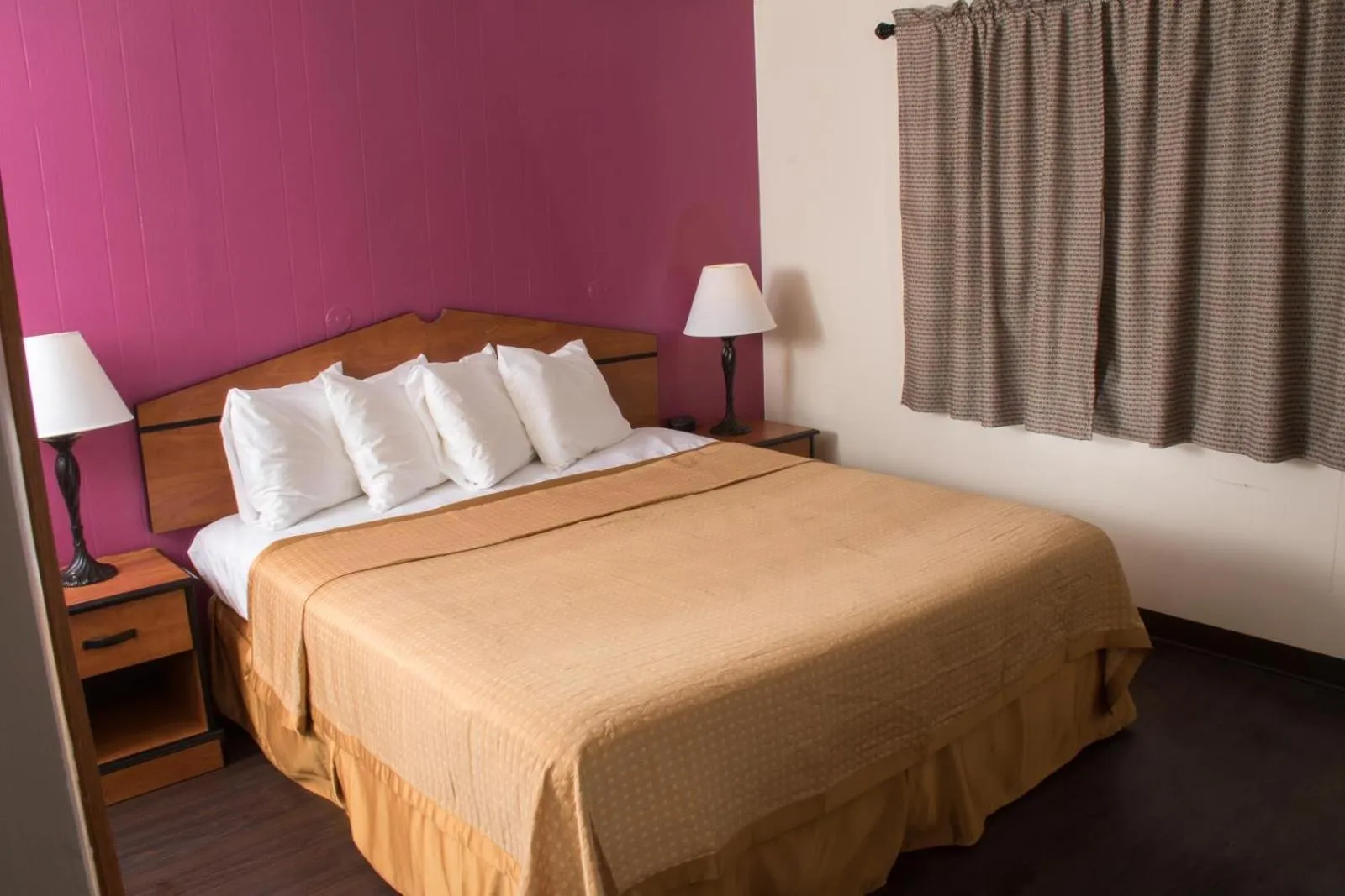 Property building, Bed in Budget Inn