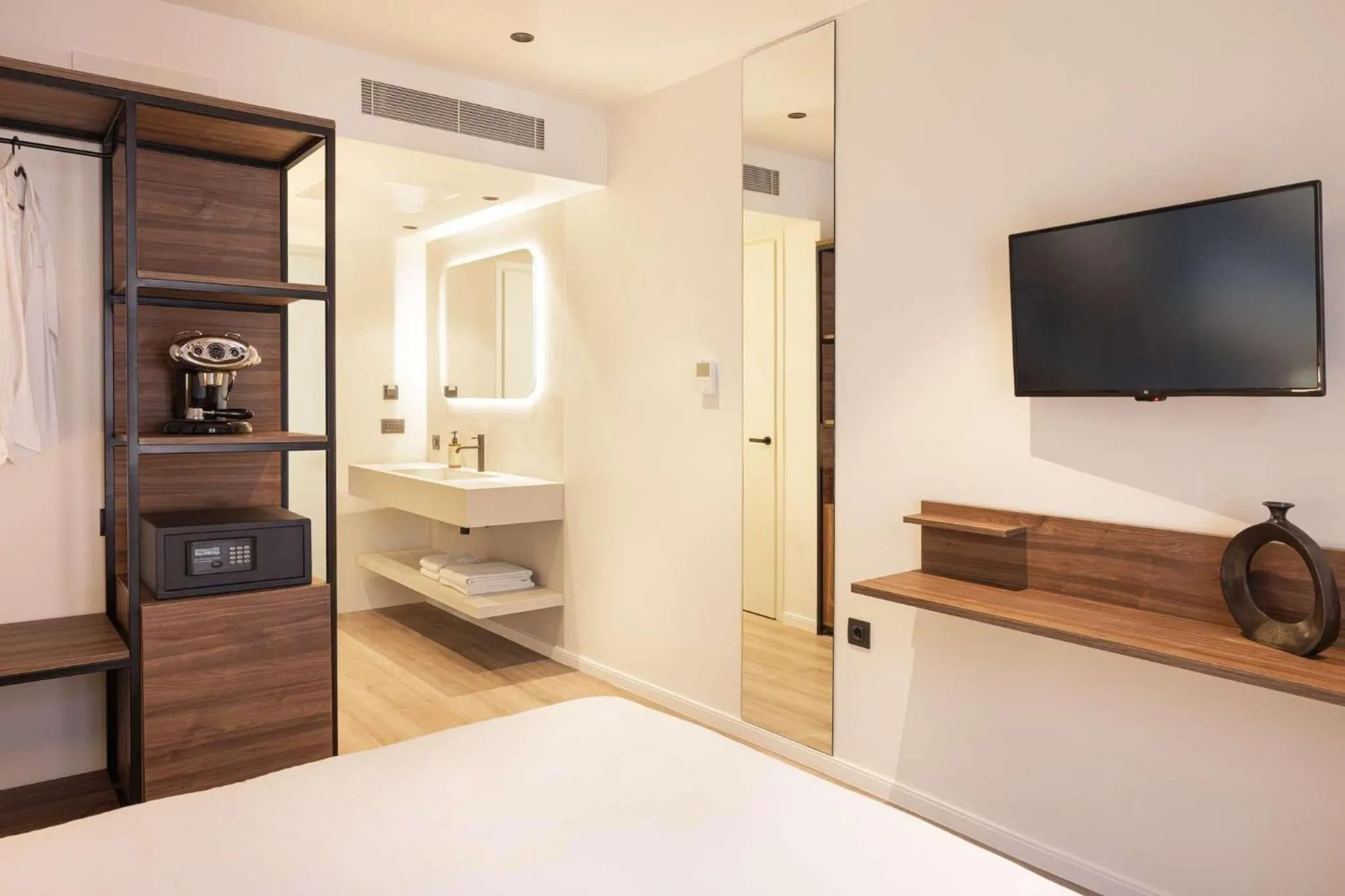 TV and multimedia, Bed in Aeolis Hotel