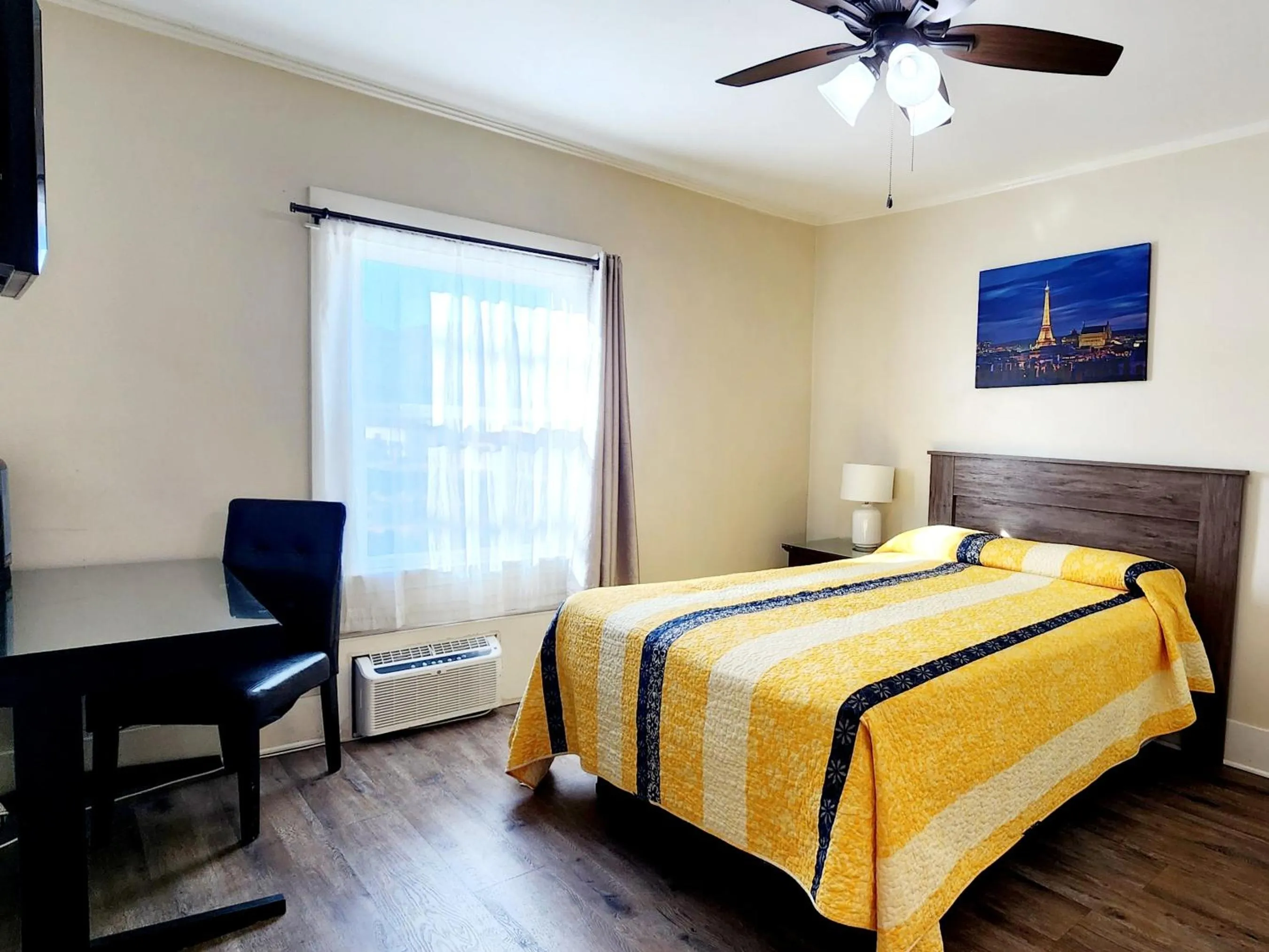 Bed in Santa Paula Inn