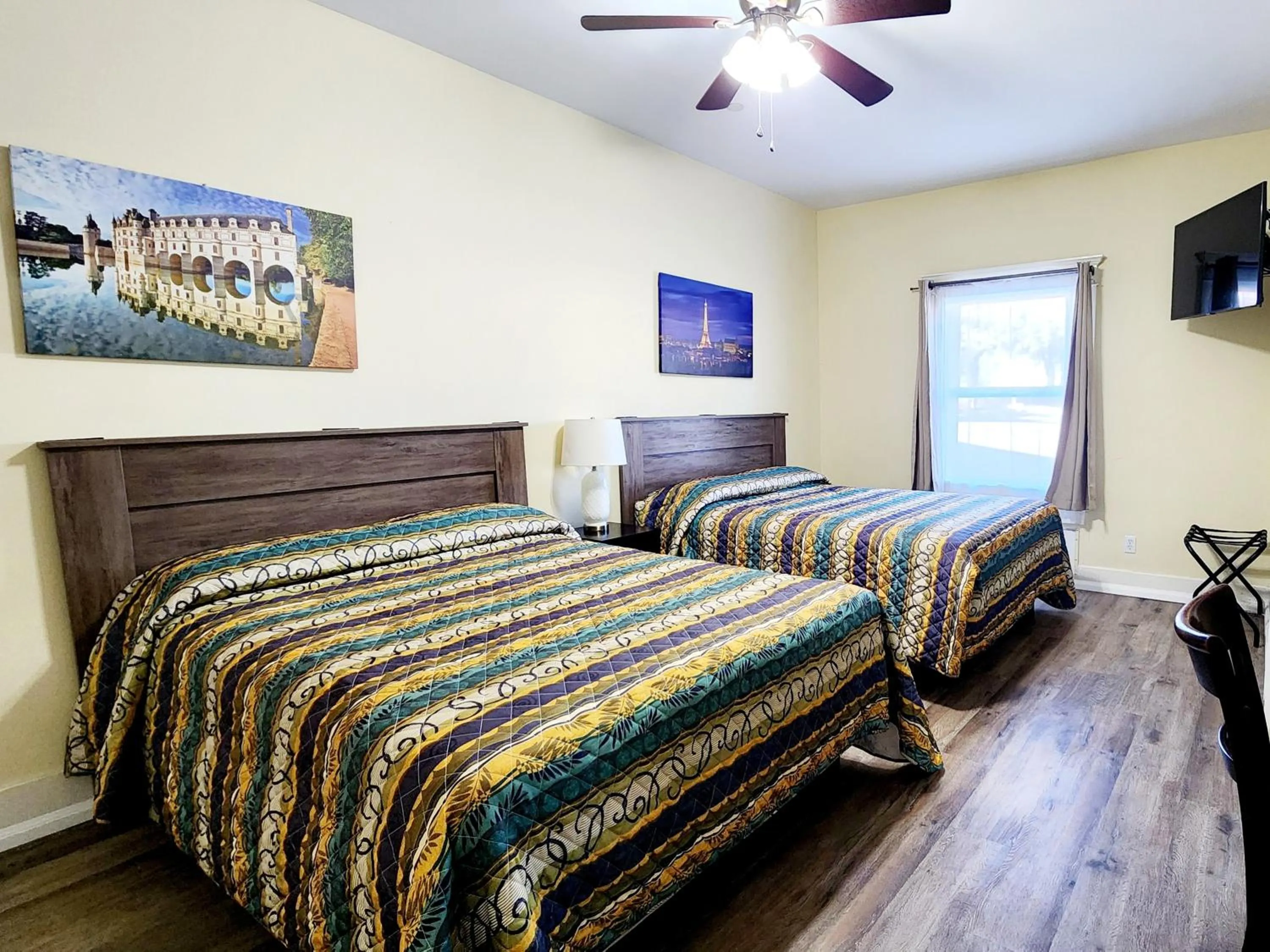 Bed in Santa Paula Inn