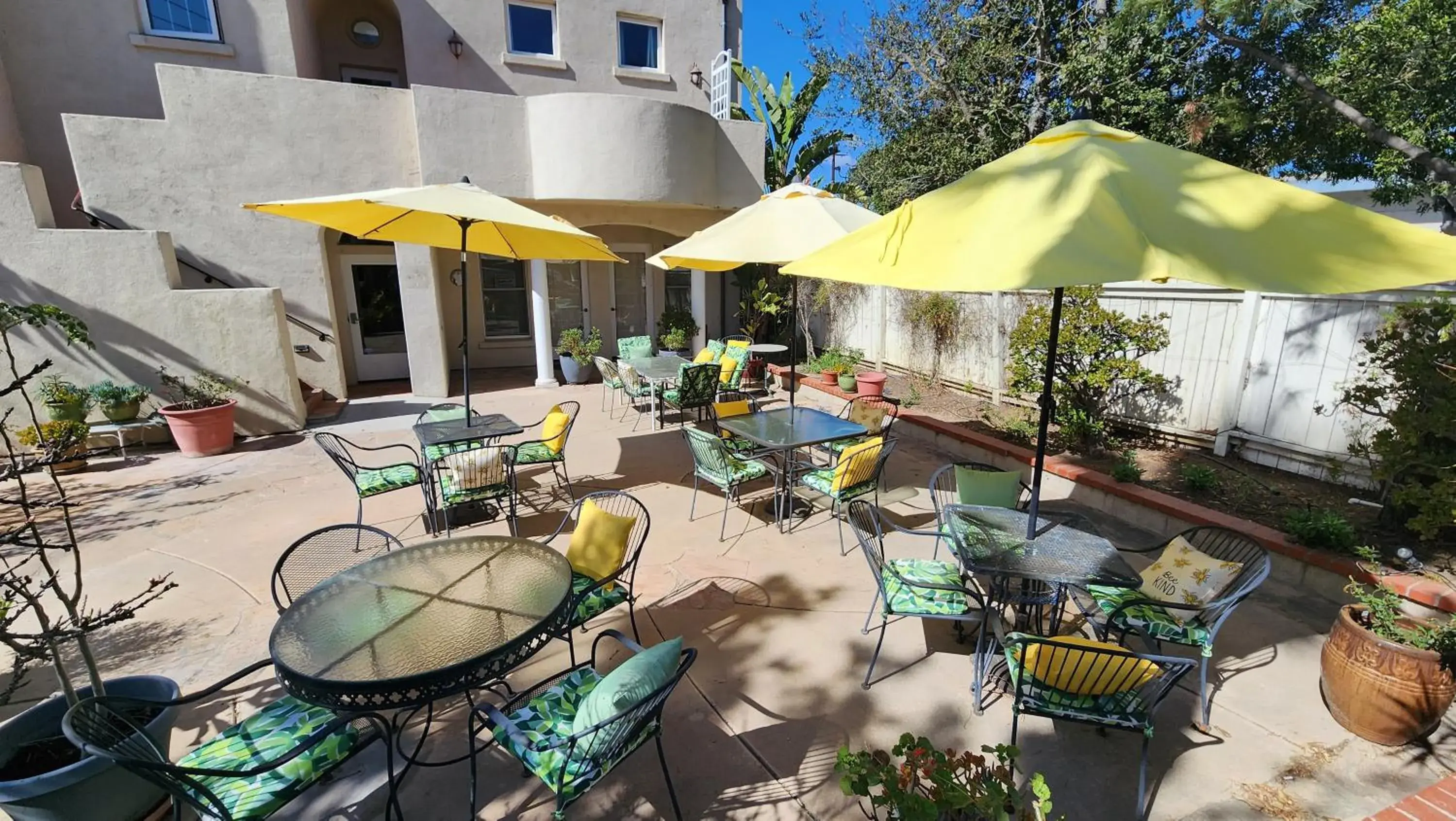 Garden view in Santa Paula Inn Garden view in Santa Paula Inn