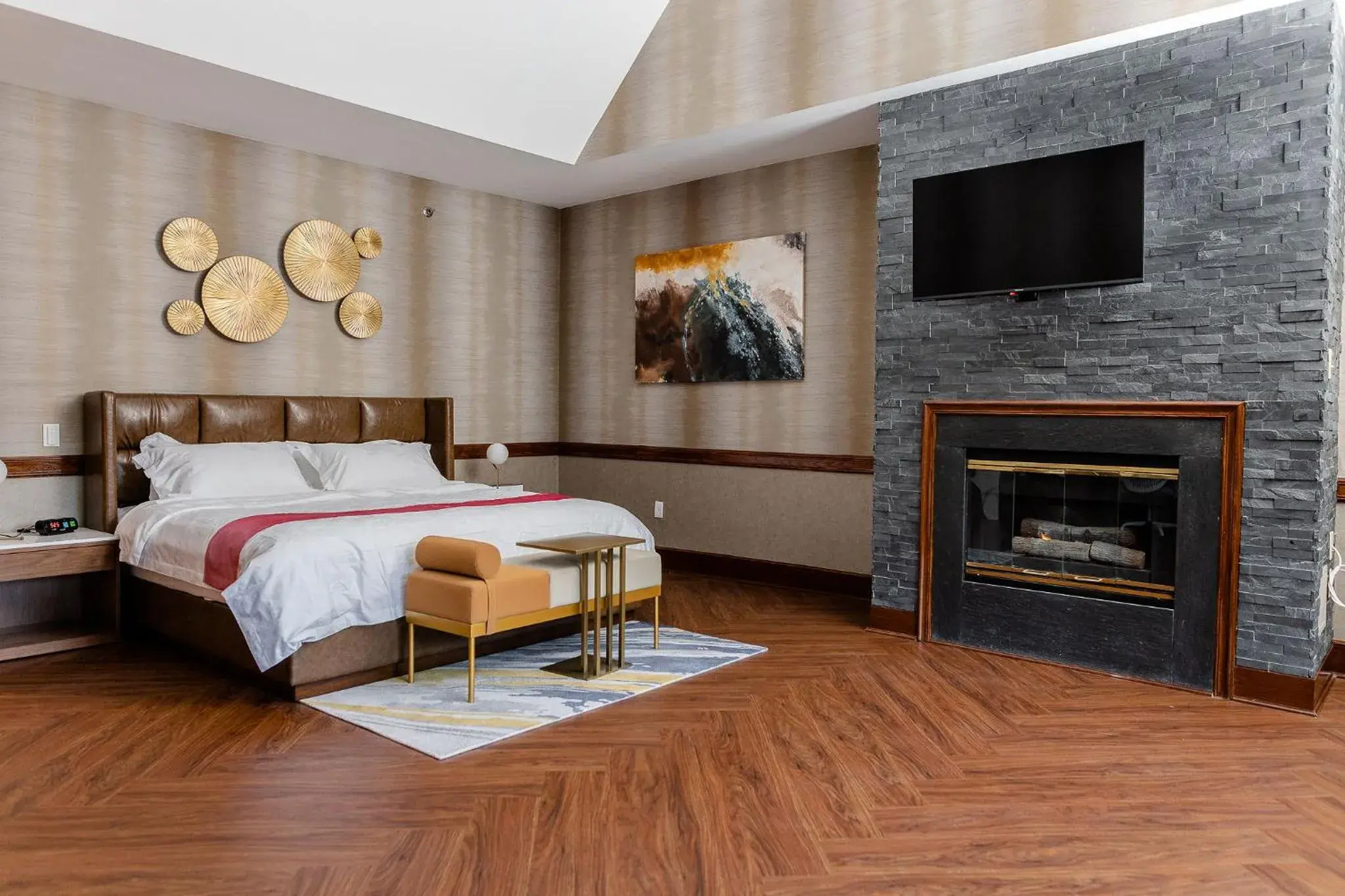 flat iron, Bed in Chateau Merrimack Hotel & Spa flat iron, Bed in Chateau Merrimack Hotel & Spa