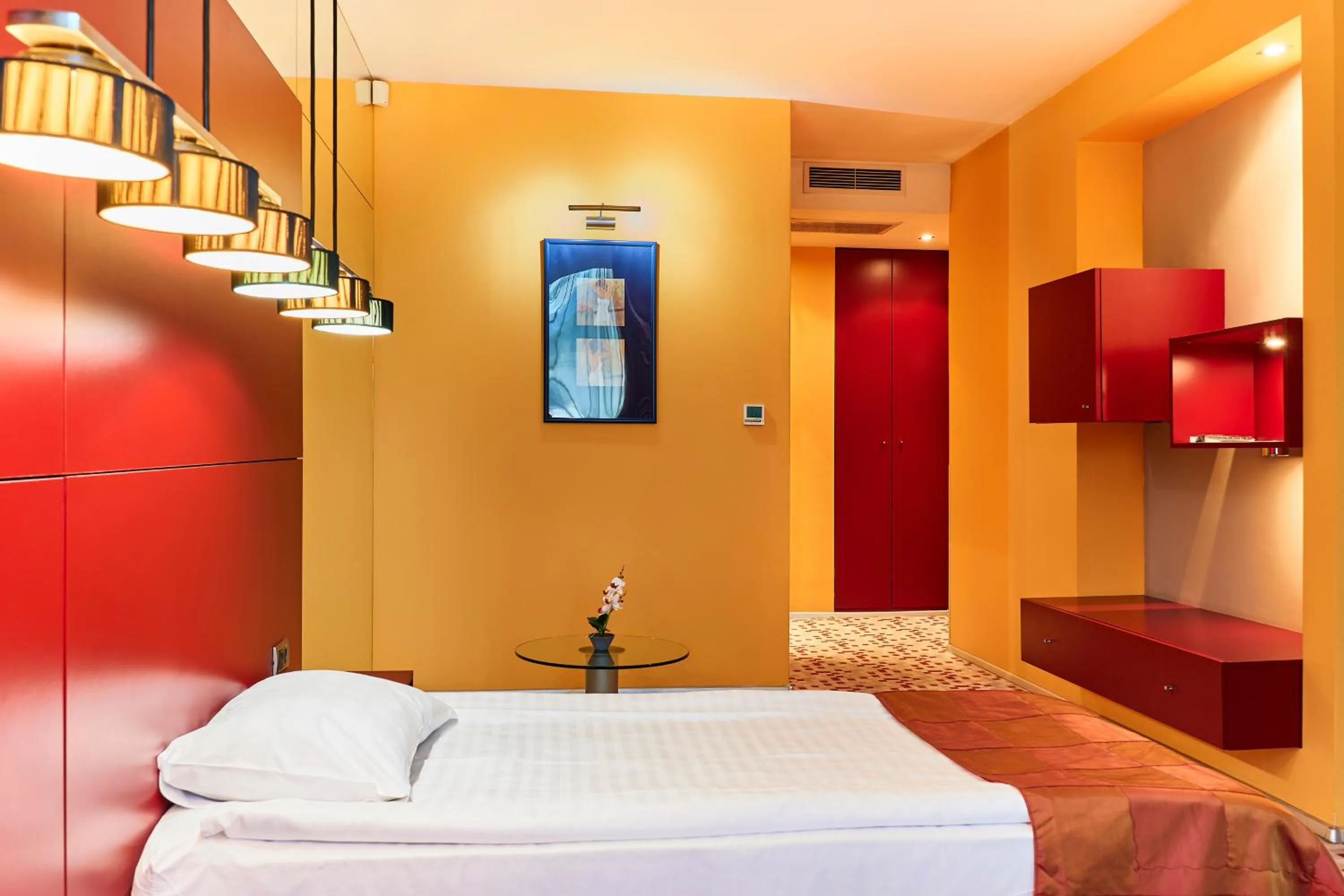 Photo of the whole room, Bed in Monet Hotel