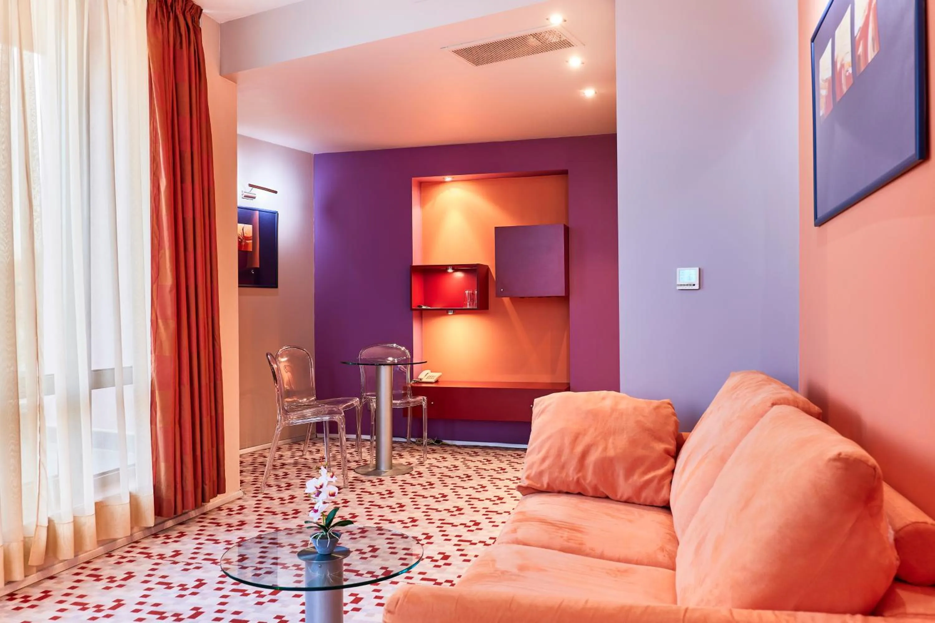 Communal lounge/ TV room in Monet Hotel