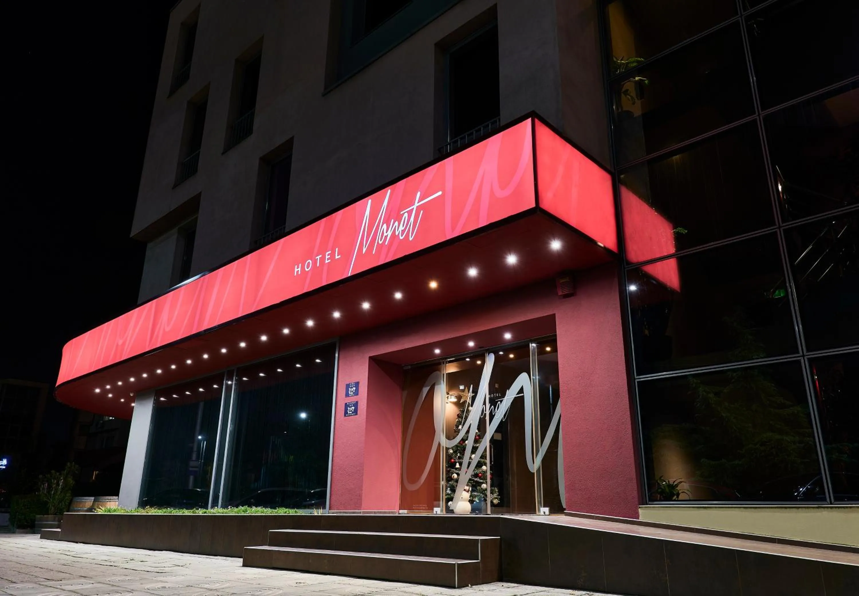 Facade/entrance in Monet Hotel