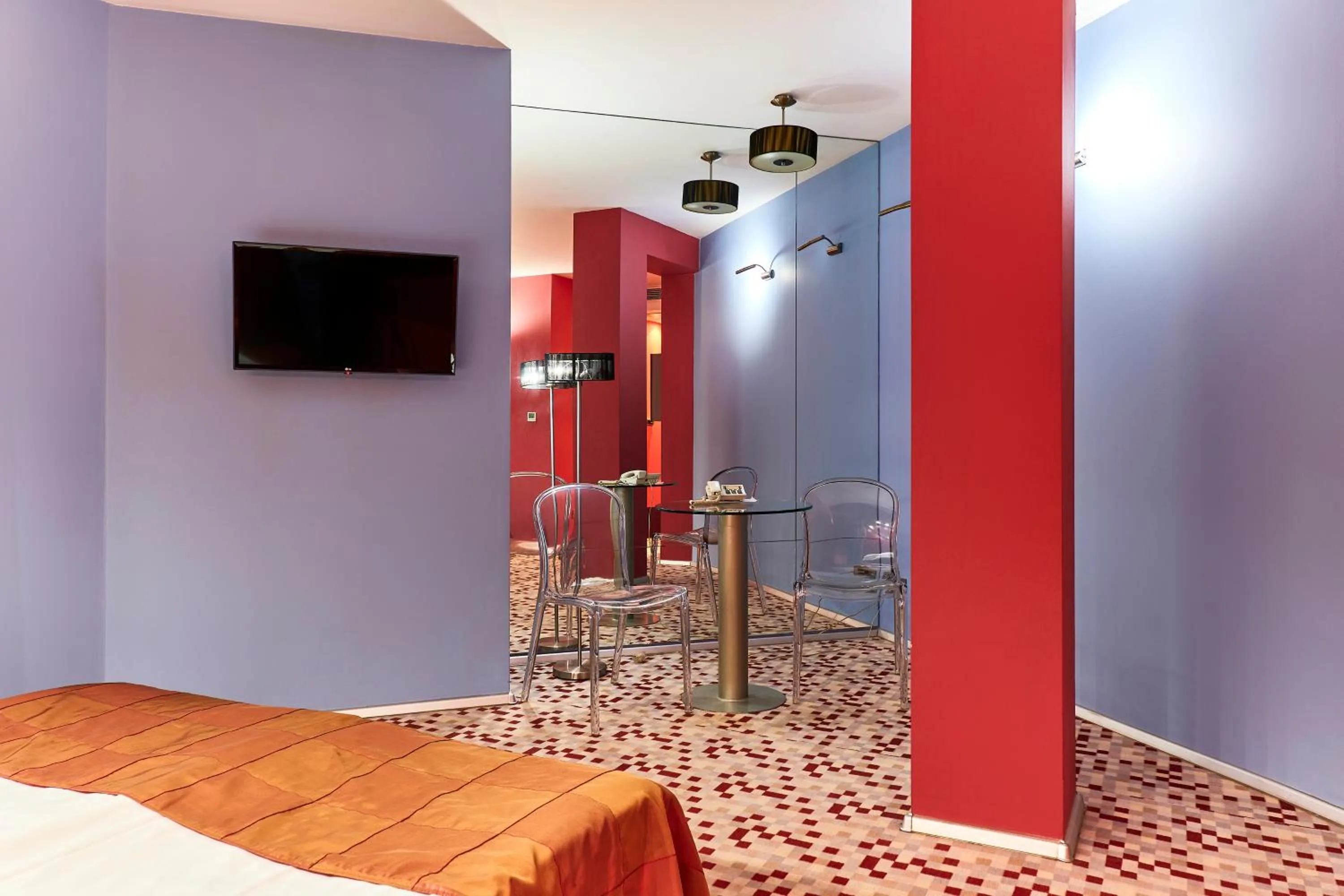 TV and multimedia in Monet Hotel