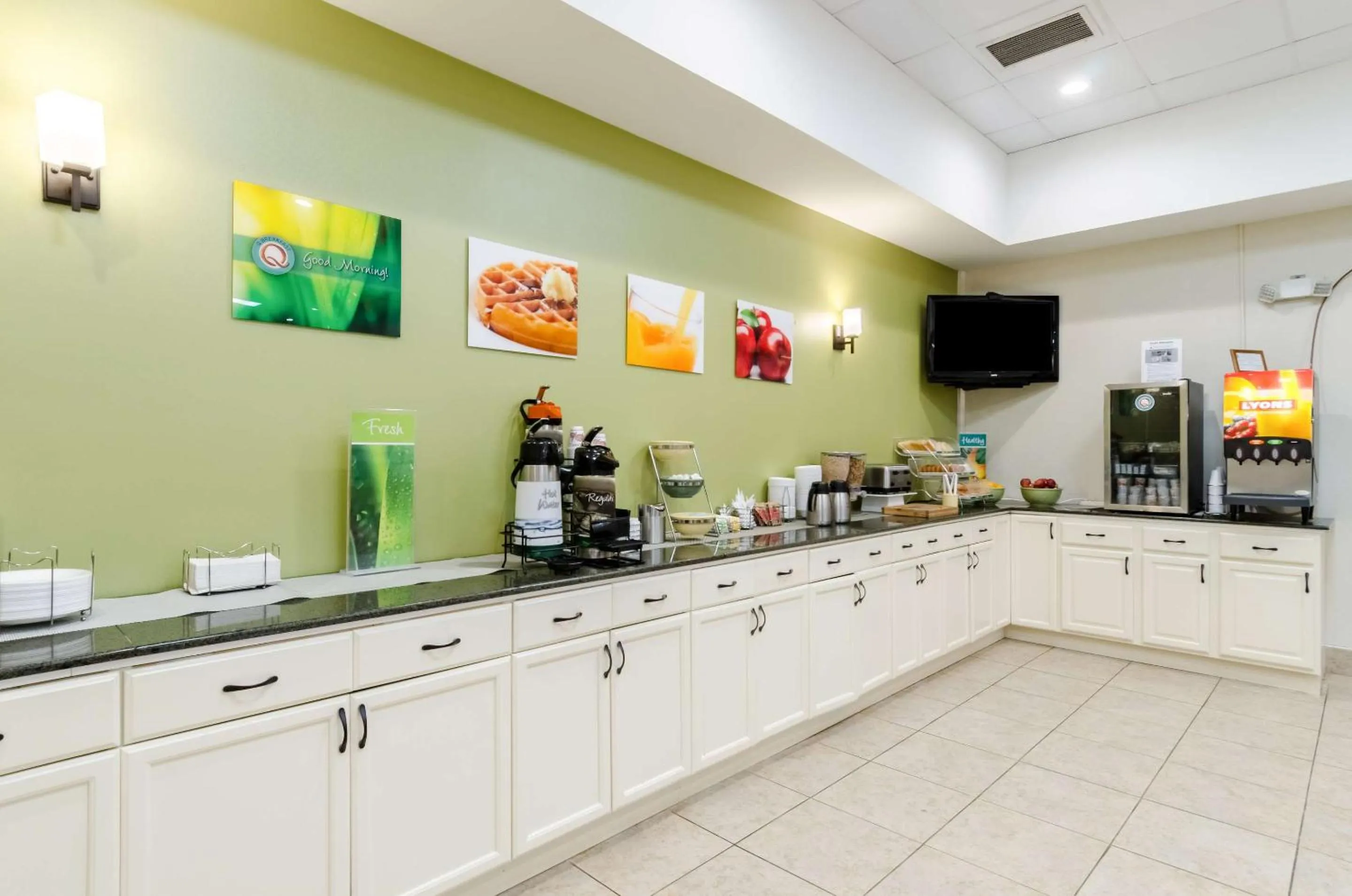 Breakfast in Quality Inn West Springfield