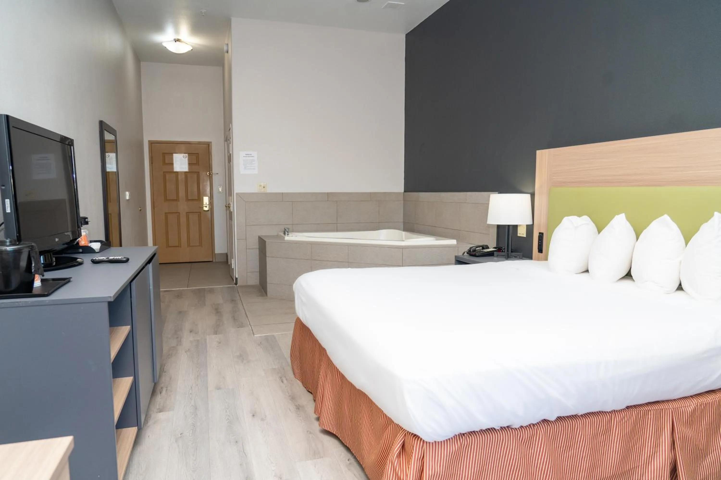 King Suite with Whirlpool - Non-smoking in Country Inn & Suites by Radisson, College Station, TX