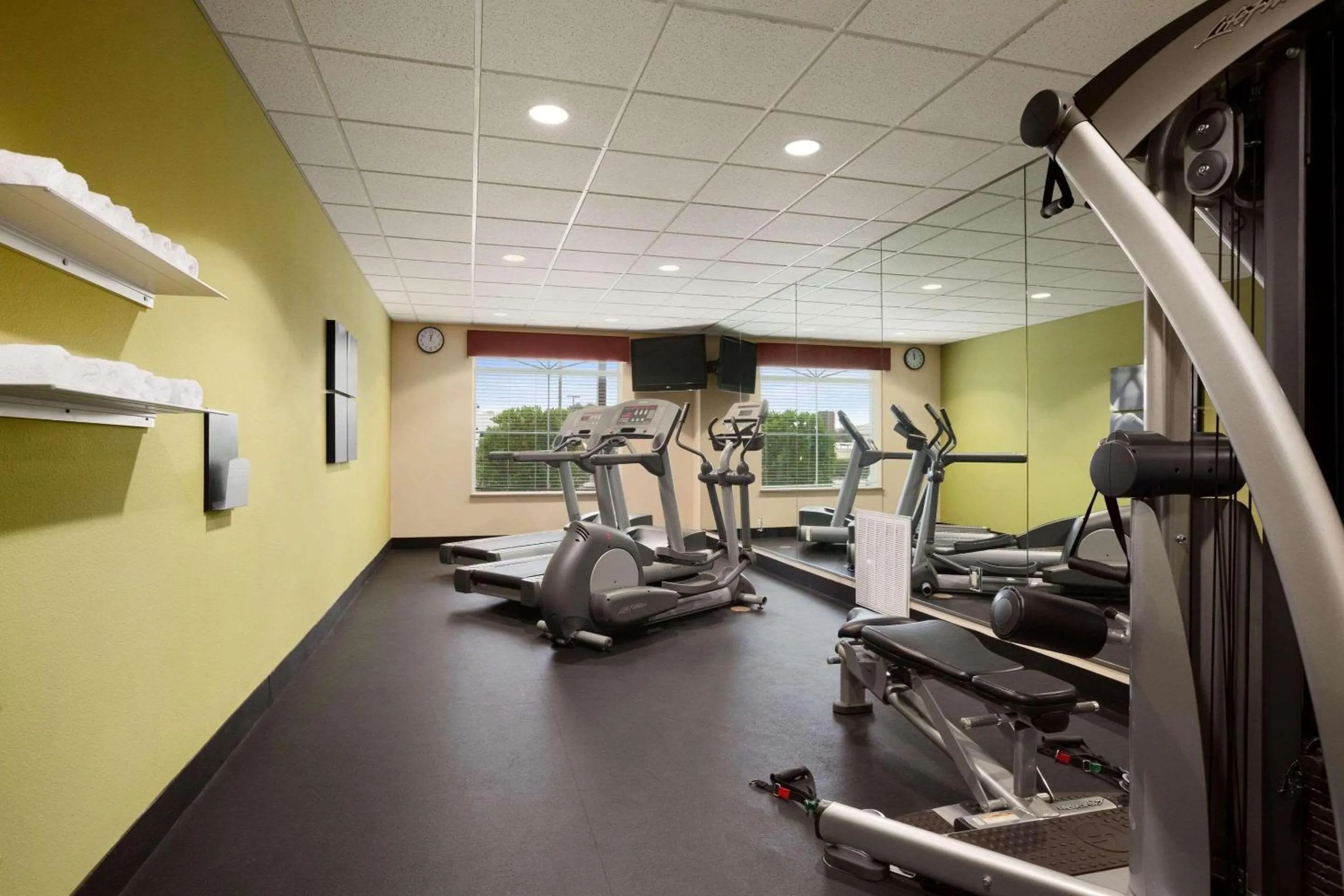Fitness centre/facilities in Country Inn & Suites by Radisson, College Station, TX
