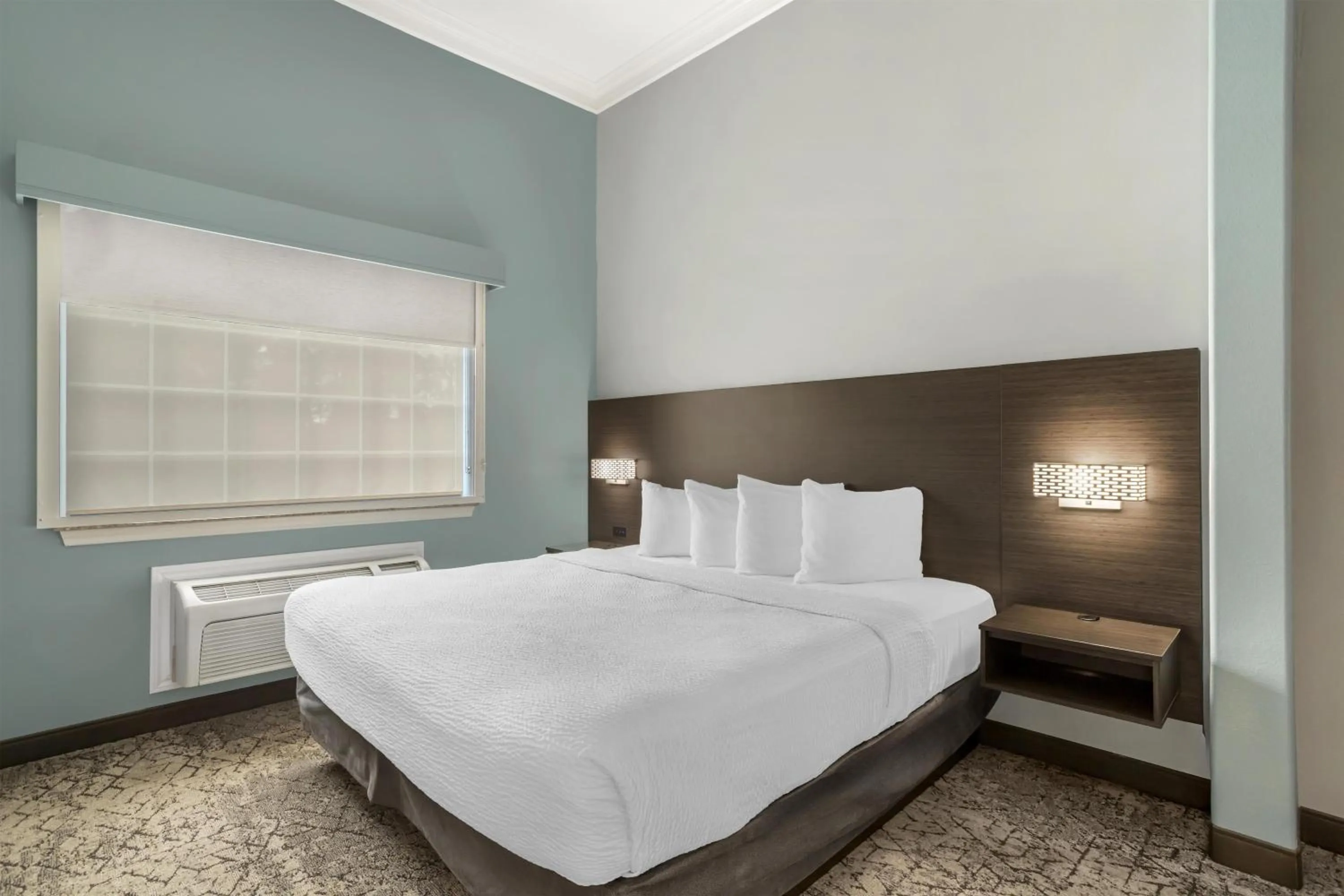 Photo of the whole room, Bed in Best Western Plus New Caney Inn & Suites