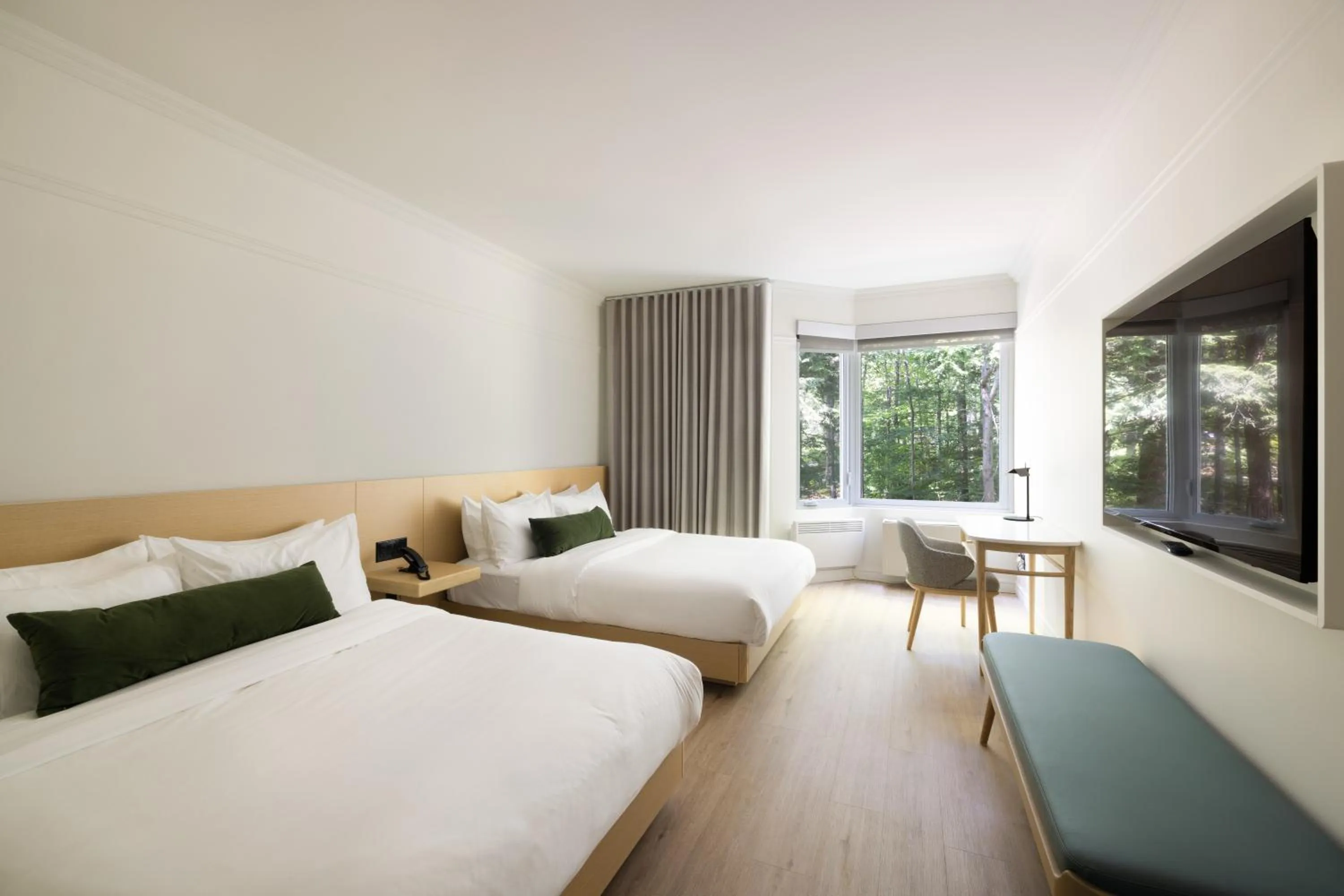 Photo of the whole room, Bed in Auberge de la Montagne Coupée