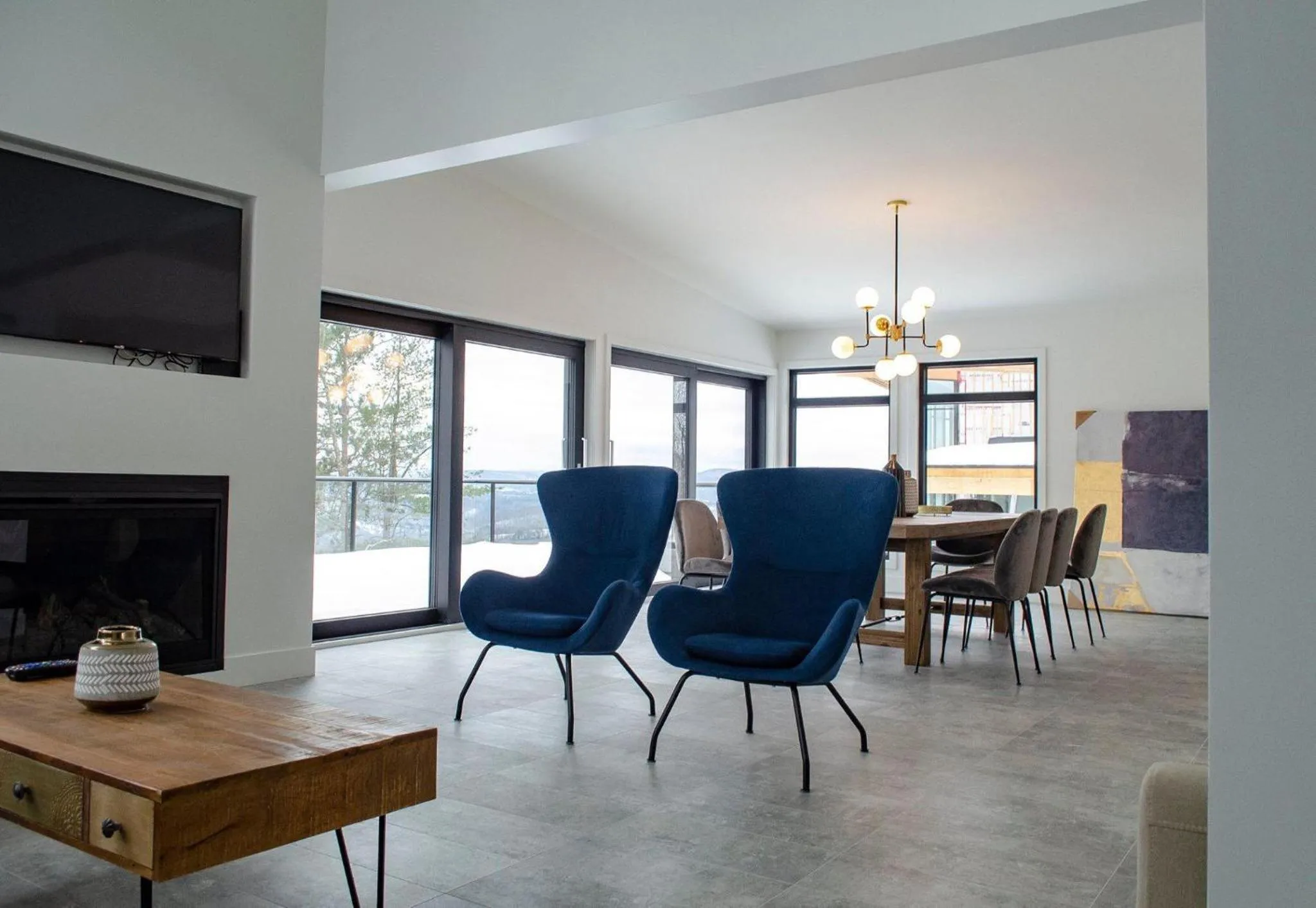 Communal lounge/ TV room in Auberge de la Montagne Coupée