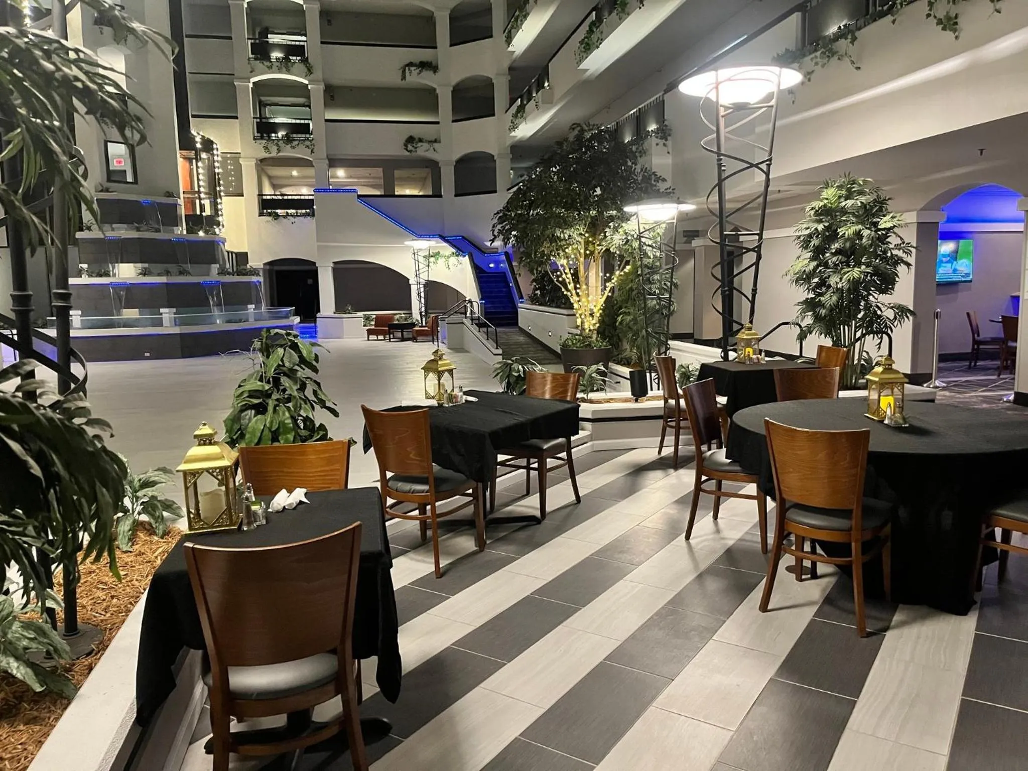 Lounge or bar in Holiday Inn & Suites Springfield-I-44 by IHG