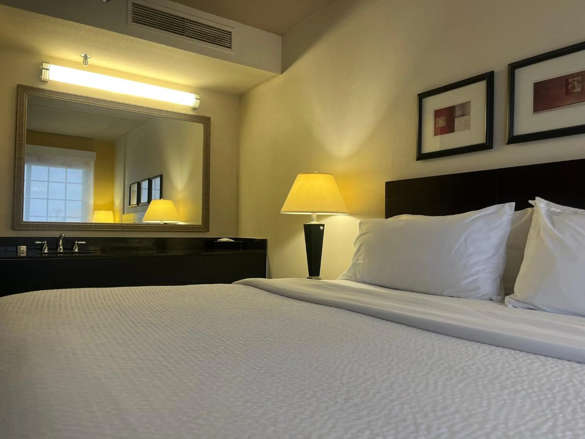 Photo of the whole room, Bed in Holiday Inn & Suites Springfield-I-44 by IHG