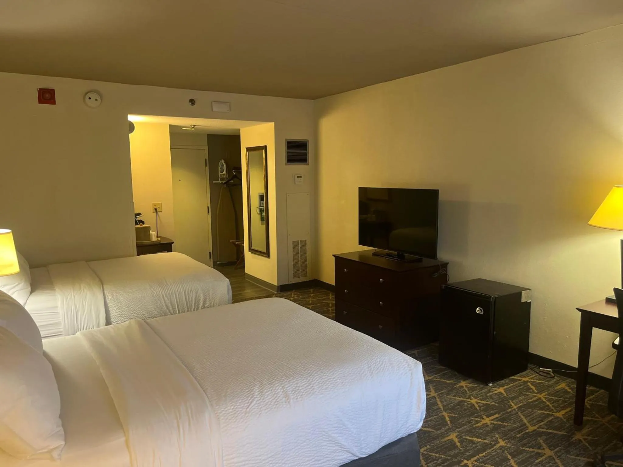 Photo of the whole room, Bed in Holiday Inn & Suites Springfield-I-44 by IHG