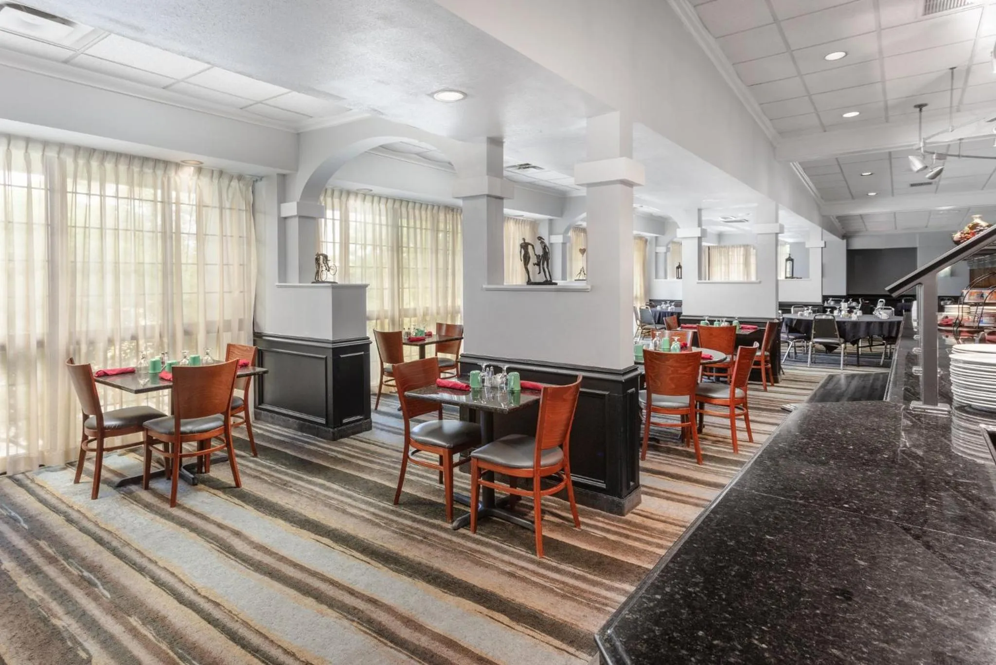 Restaurant/places to eat in Holiday Inn & Suites Springfield-I-44 by IHG