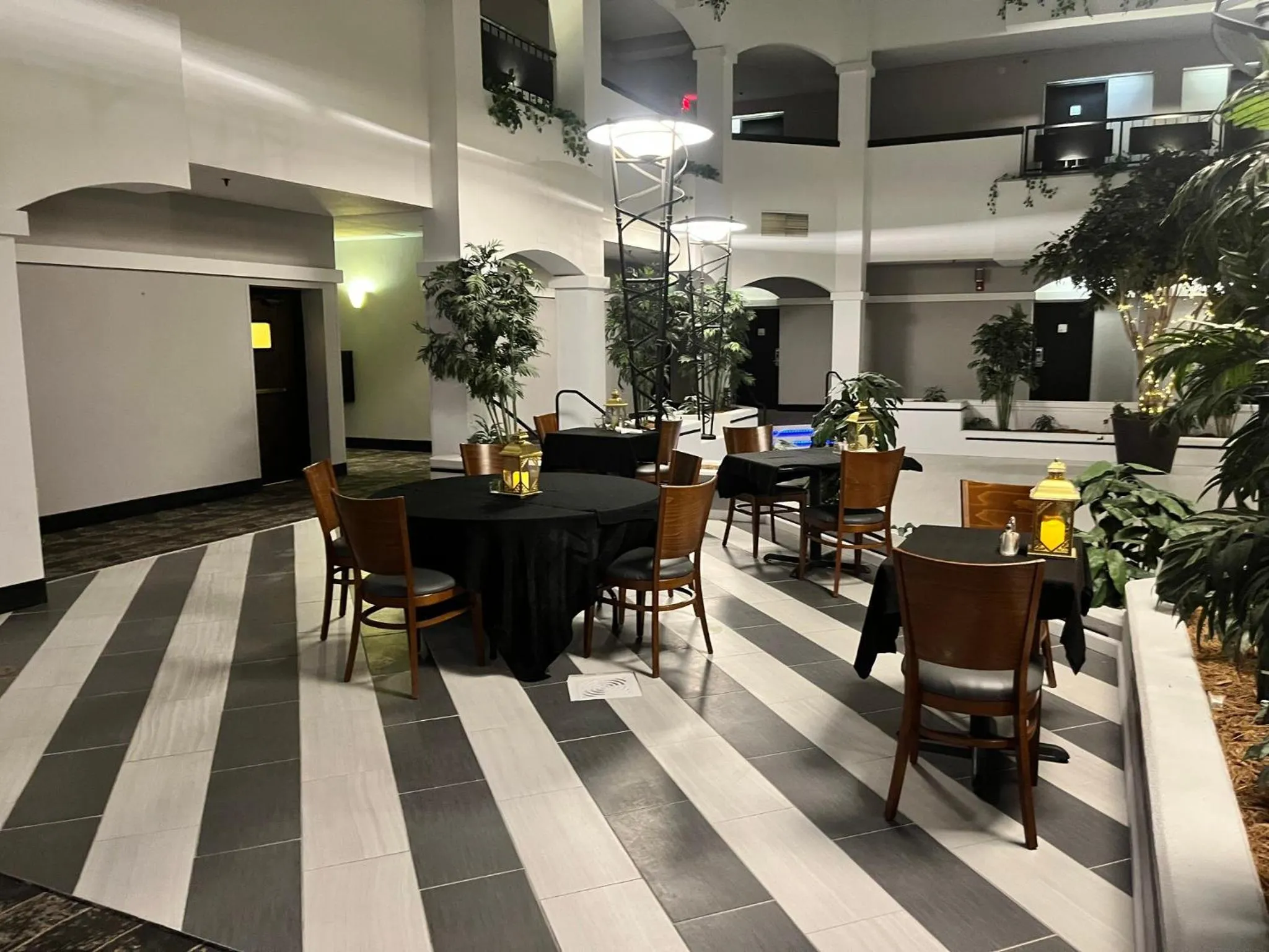 Lounge or bar in Holiday Inn & Suites Springfield-I-44 by IHG