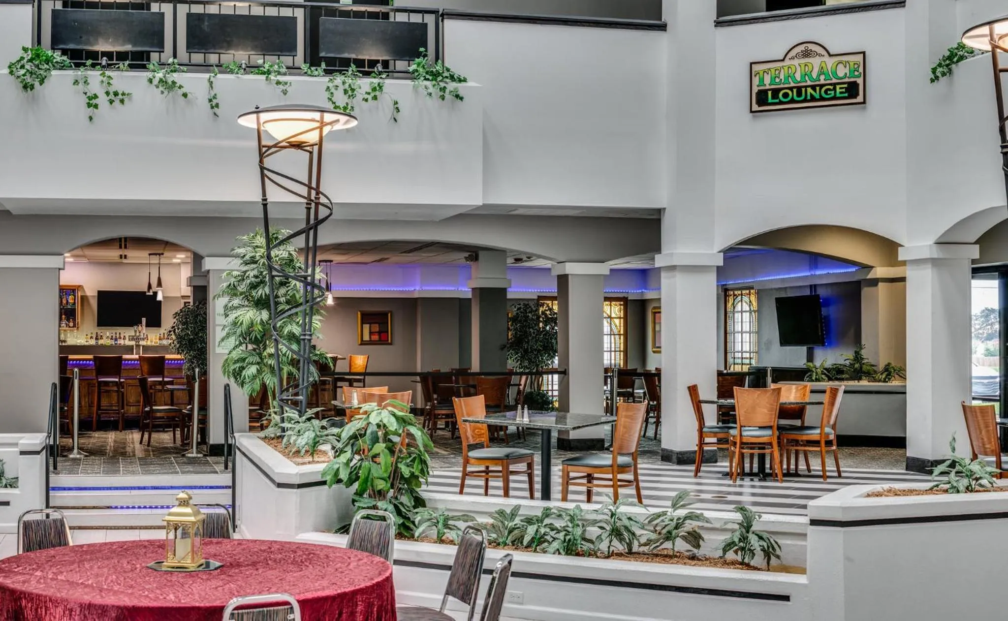 Lounge or bar in Holiday Inn & Suites Springfield-I-44 by IHG