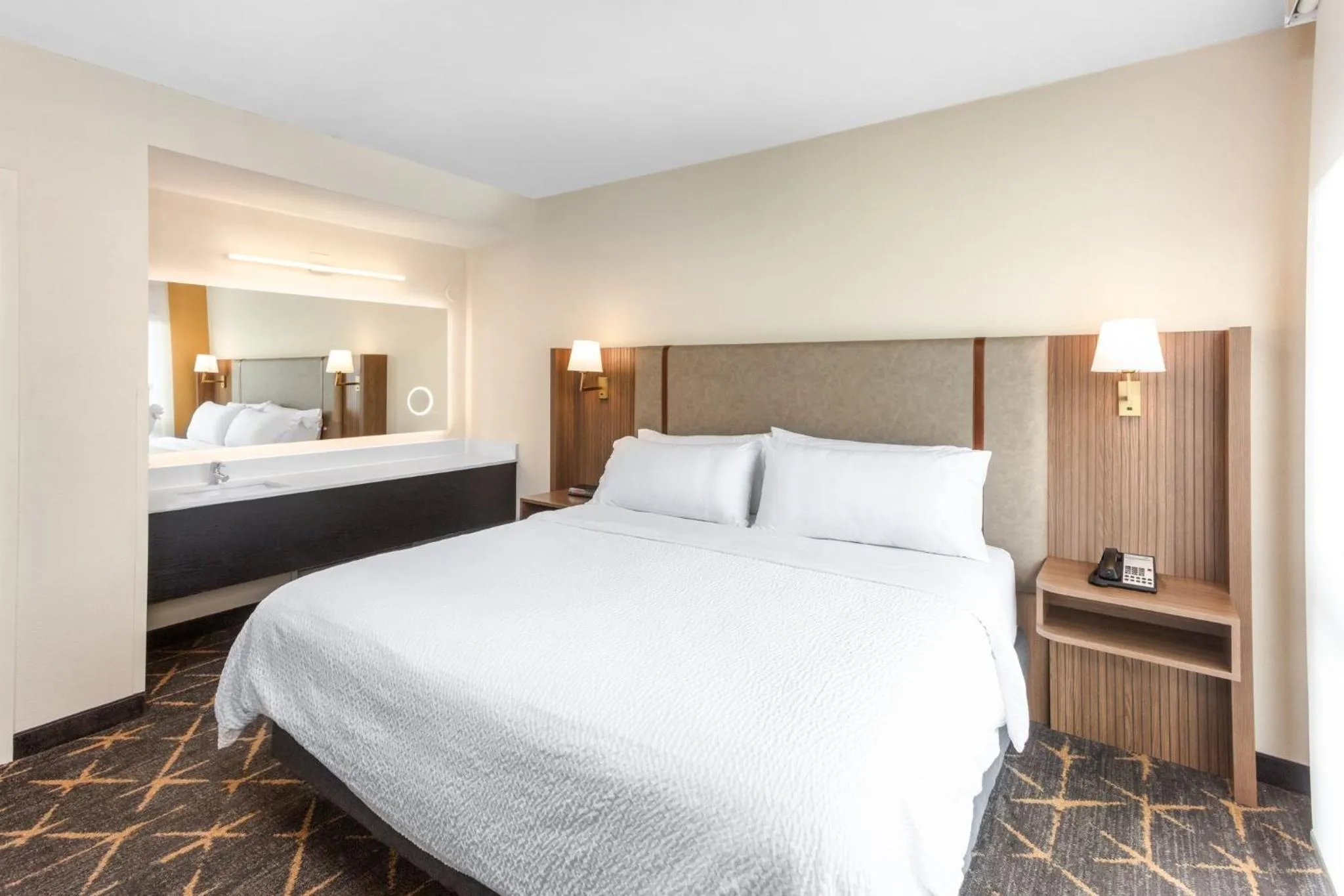 Photo of the whole room, Bed in Holiday Inn & Suites Springfield-I-44 by IHG