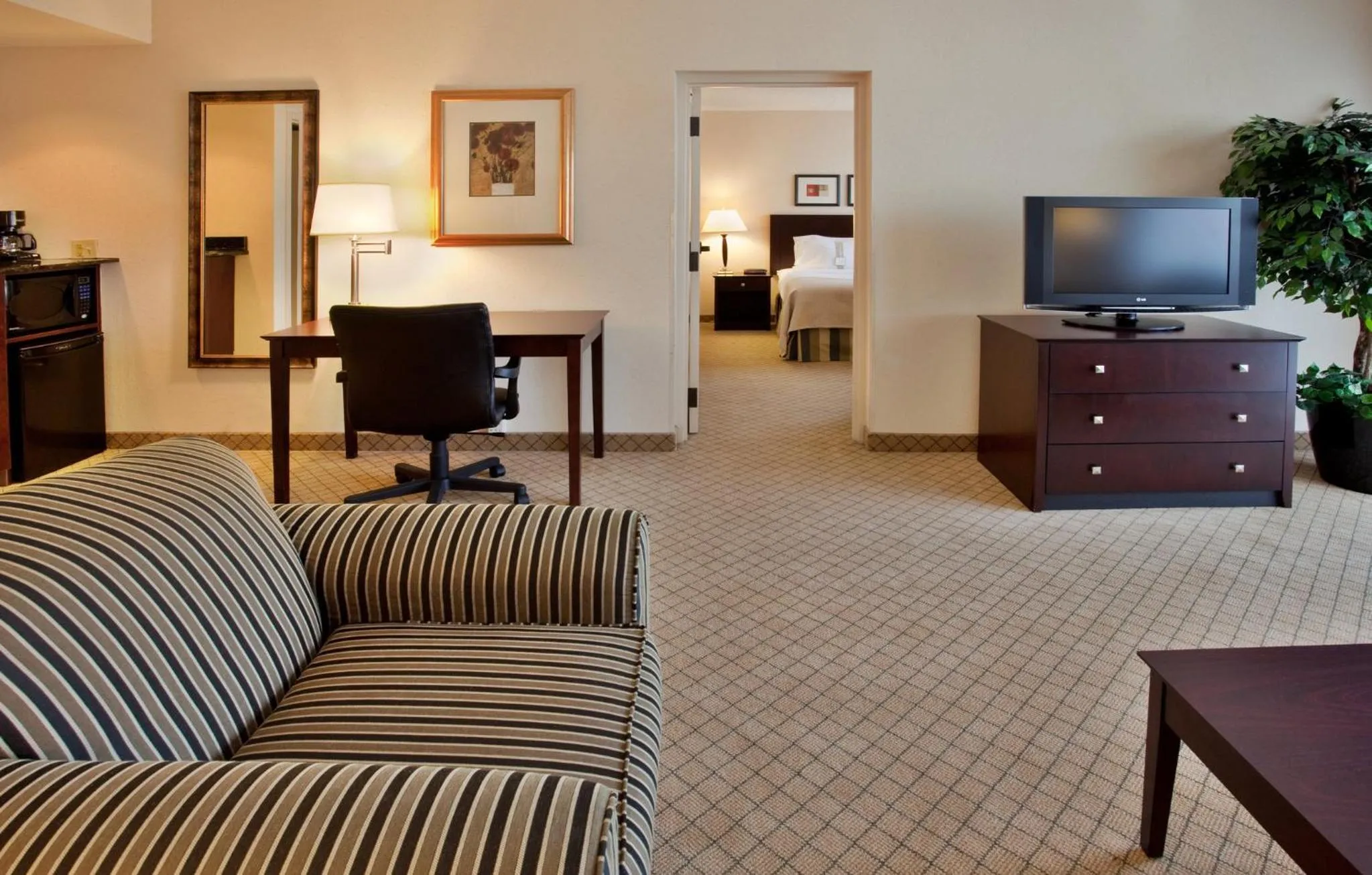 Photo of the whole room in Holiday Inn & Suites Springfield-I-44 by IHG