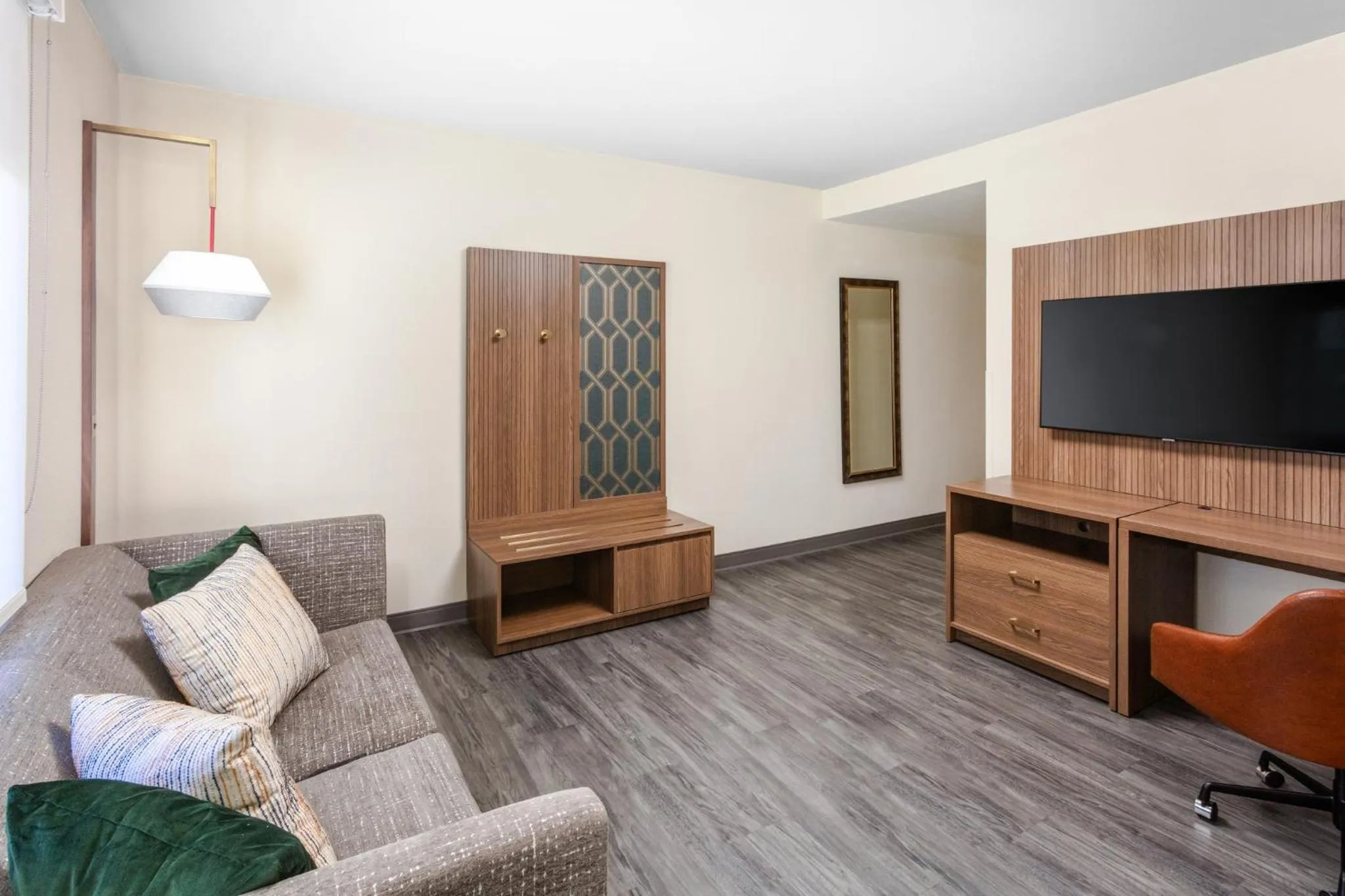 Photo of the whole room in Holiday Inn & Suites Springfield-I-44 by IHG