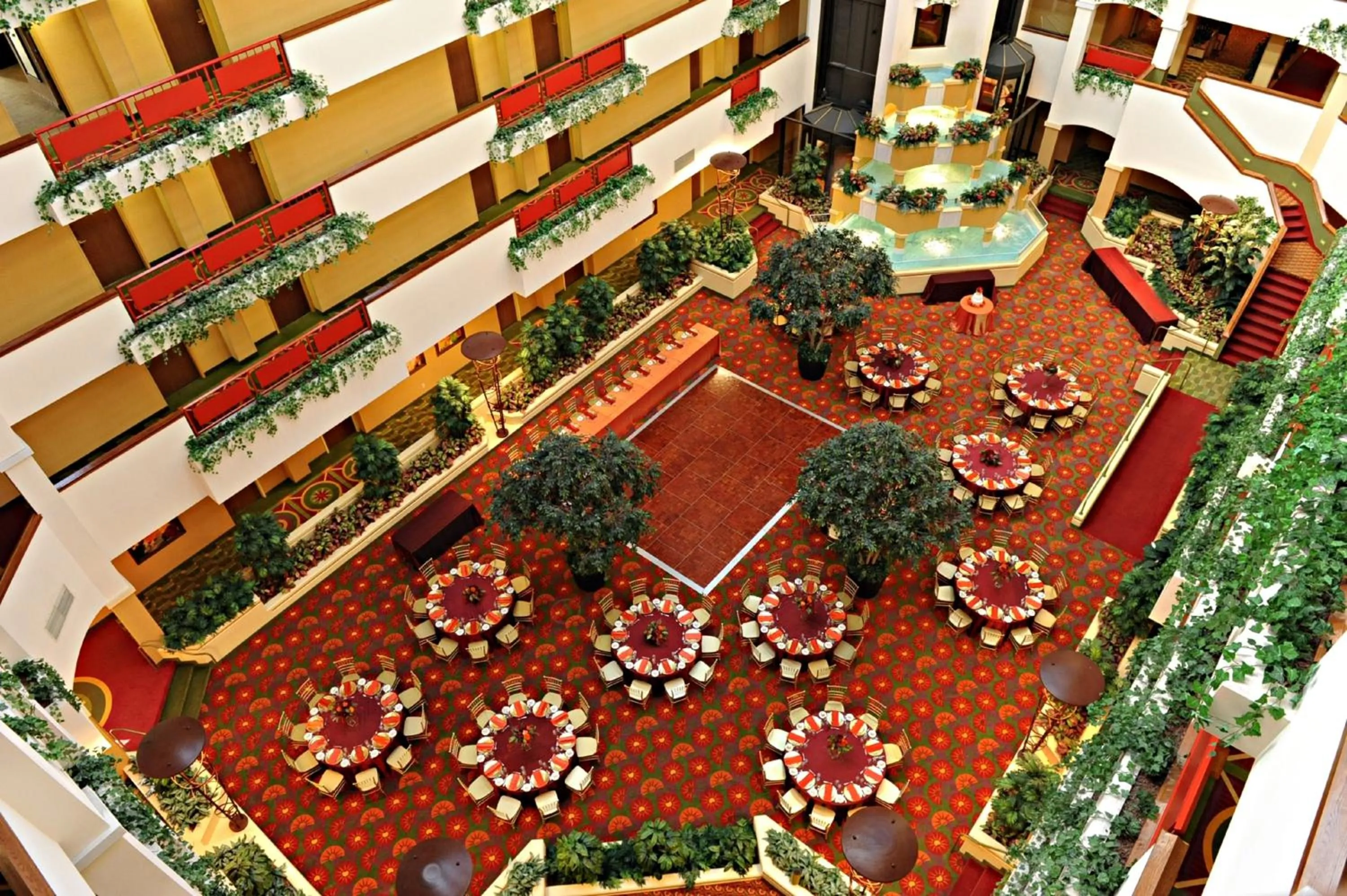 Restaurant/places to eat in Holiday Inn & Suites Springfield-I-44 by IHG