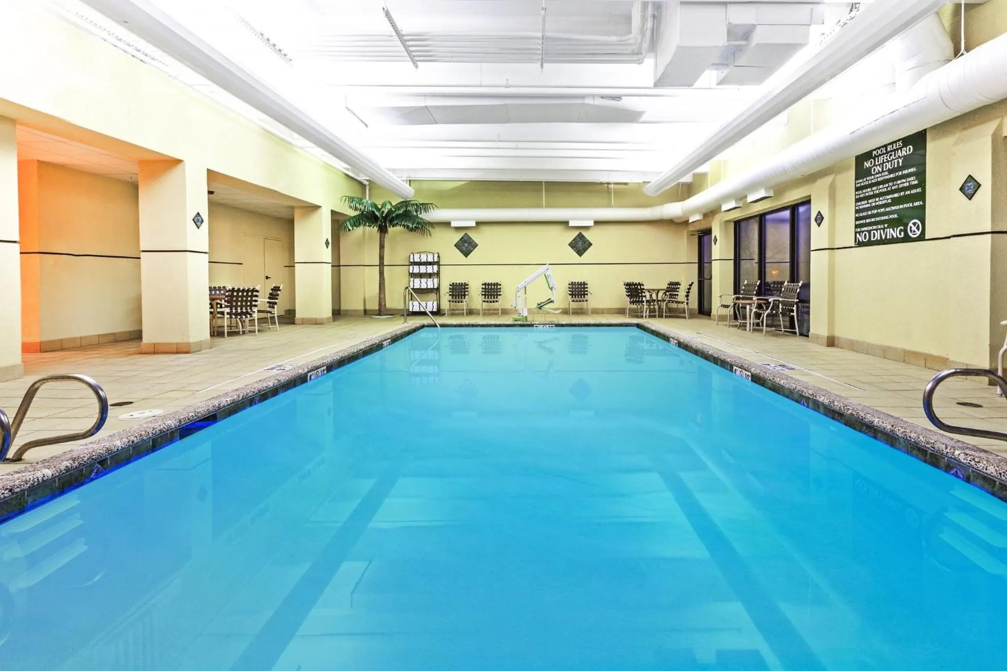 Swimming pool in Holiday Inn & Suites Springfield-I-44 by IHG