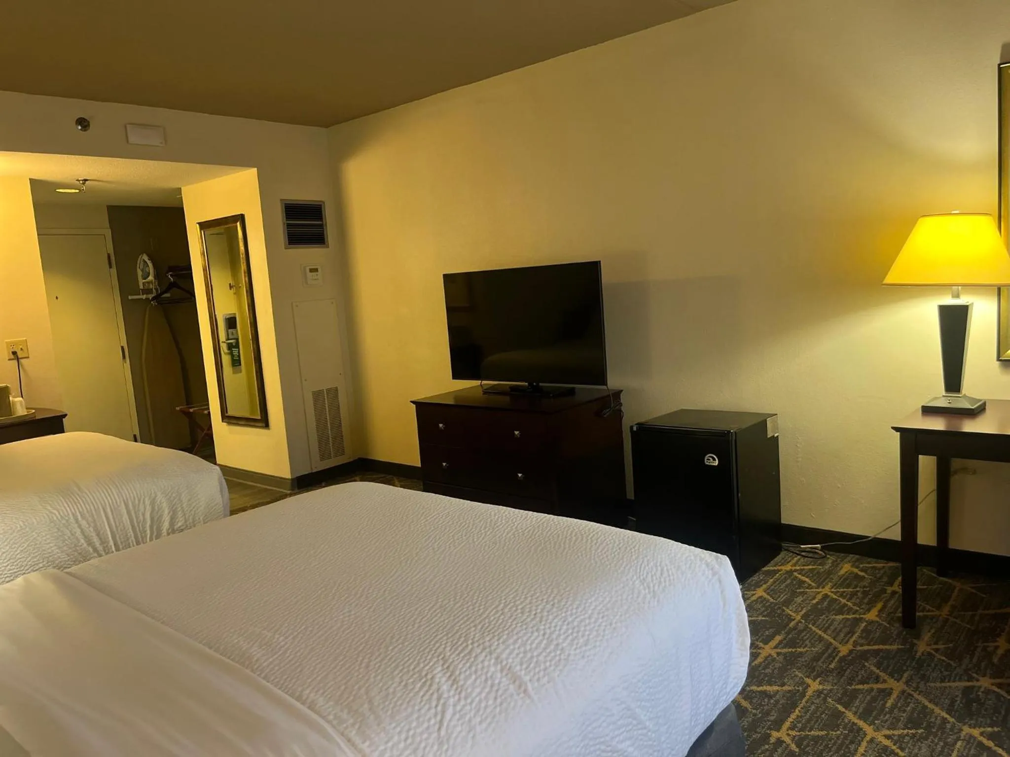 Photo of the whole room, Bed in Holiday Inn & Suites Springfield-I-44 by IHG