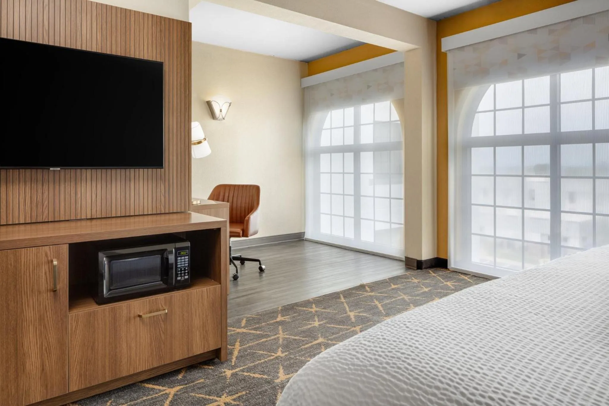 Photo of the whole room, Bed in Holiday Inn & Suites Springfield-I-44 by IHG