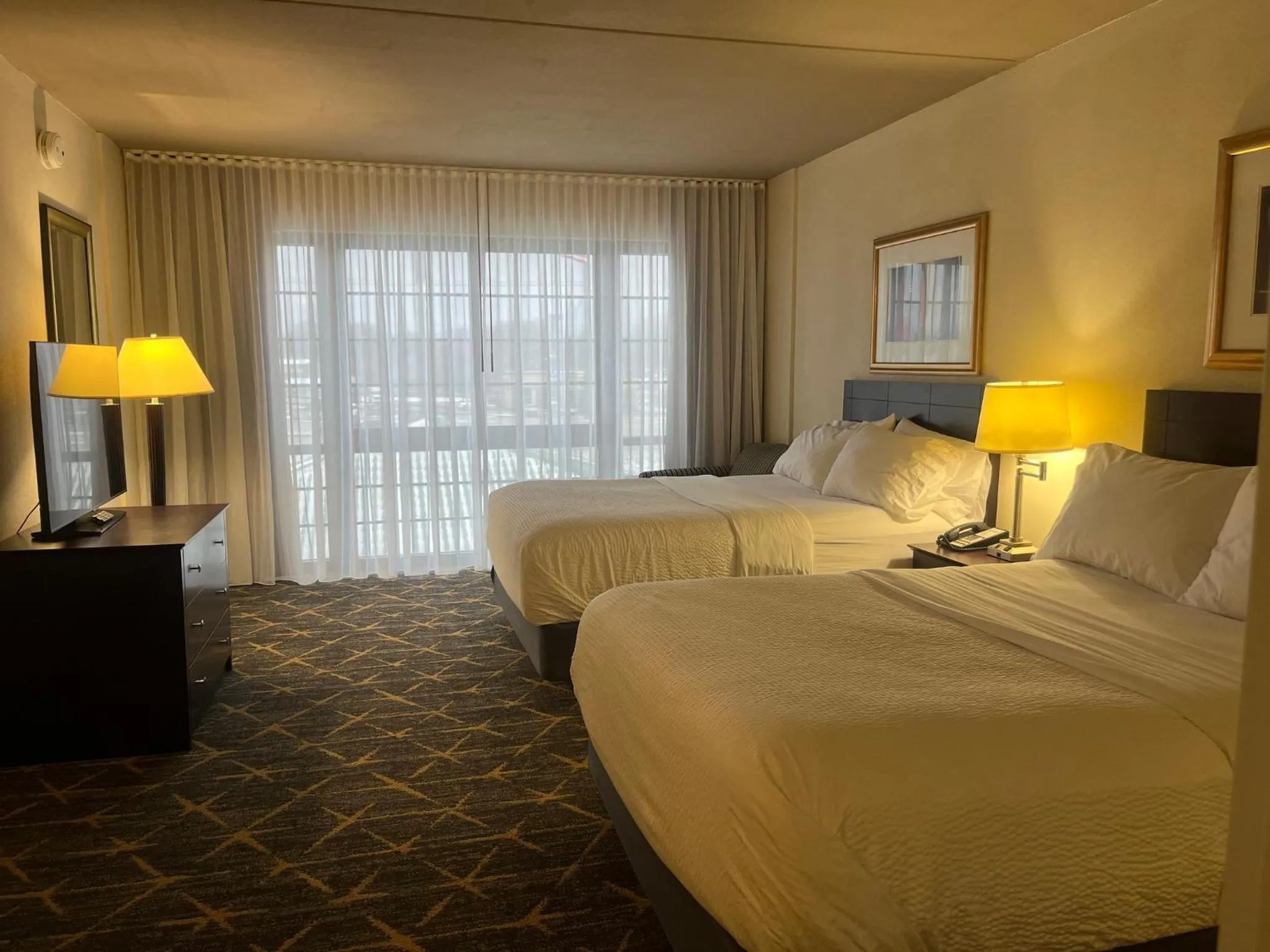 Photo of the whole room, Bed in Holiday Inn & Suites Springfield-I-44 by IHG