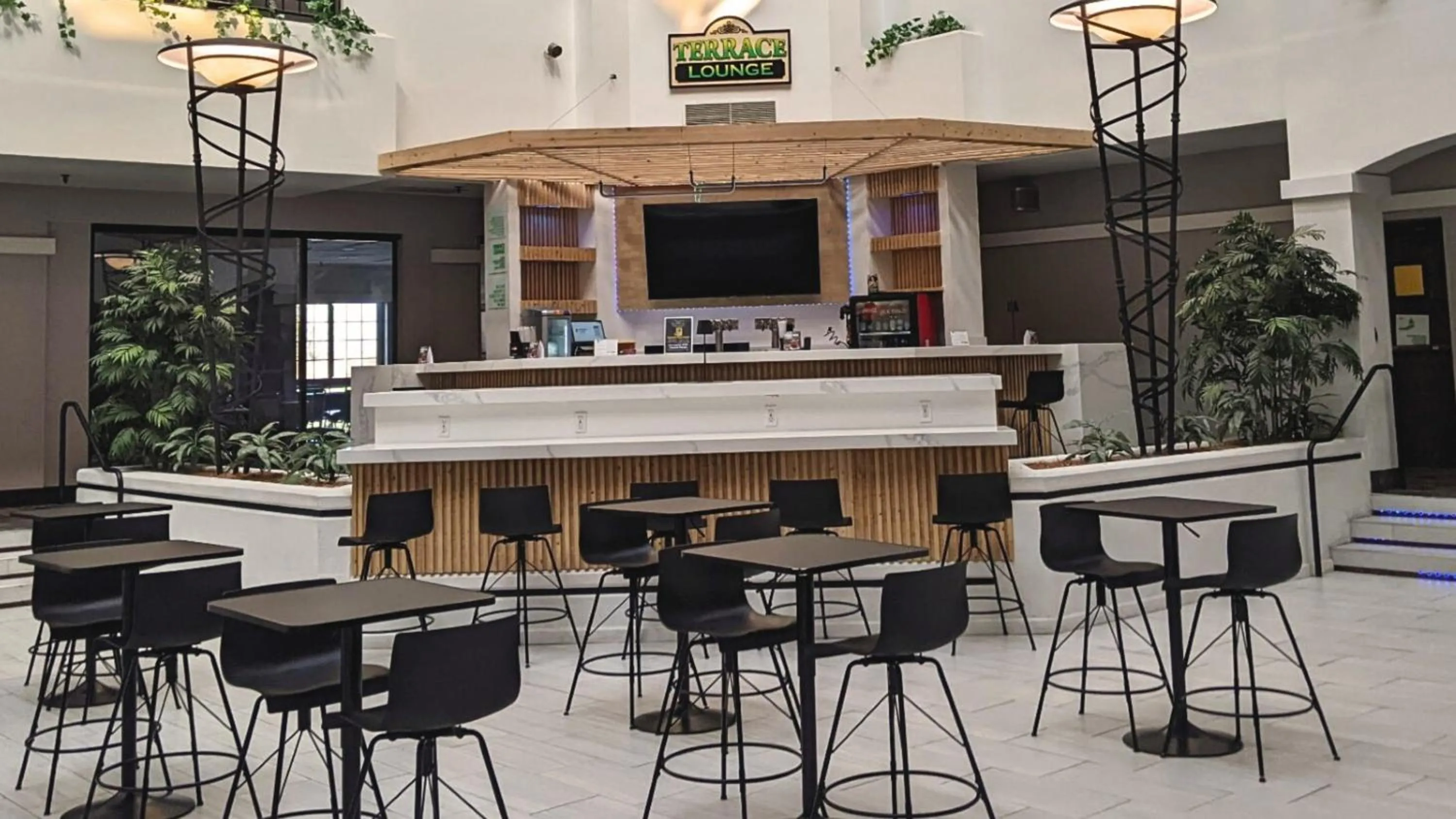 Lounge or bar in Holiday Inn & Suites Springfield - I-44 by IHG