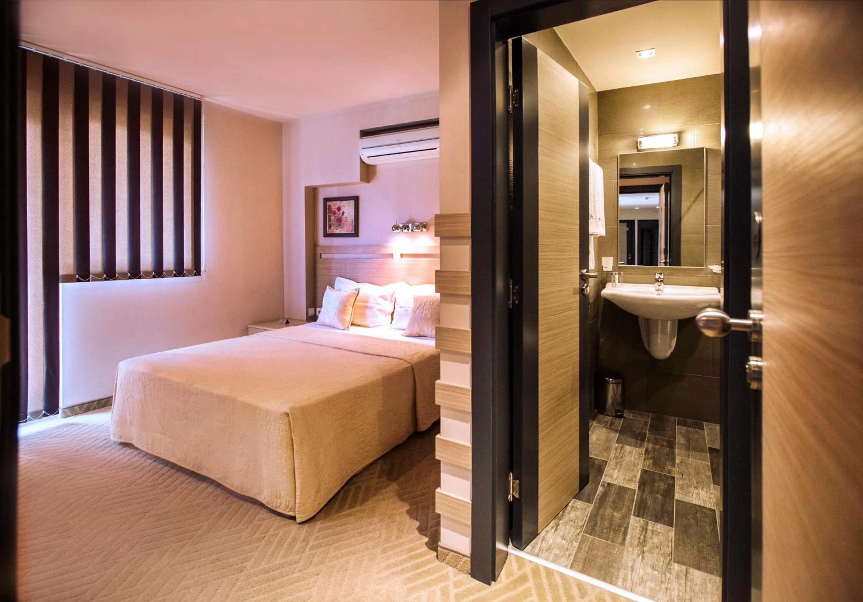 Bathroom, Bed in Expo Hotel