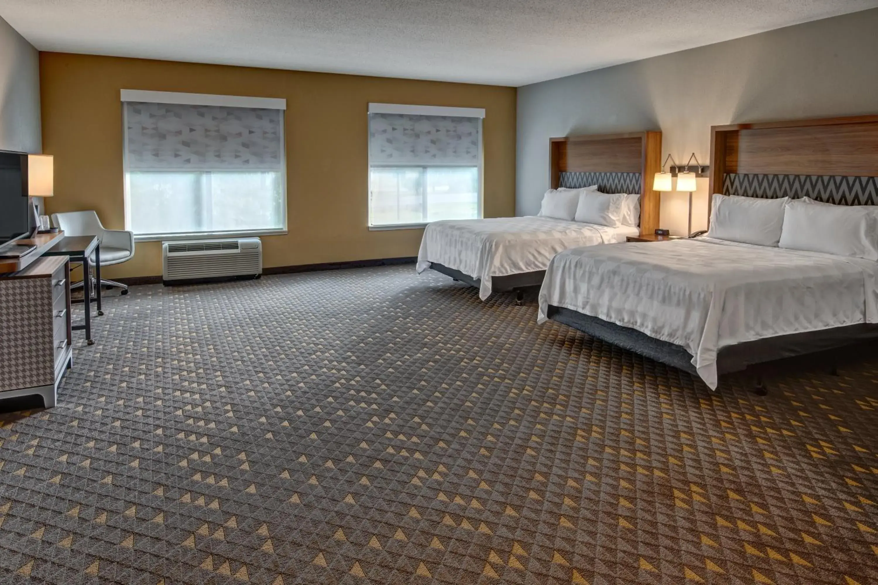 Standard Queen Room with Two Queen Beds and Mobility Accessible Tub in Holiday Inn Rocky Mount I-95 @ US 64 by IHG Standard Queen Room with Two Queen Beds and Mobility Accessible Tub in Holiday Inn Rocky Mount I-95 @ US 64 by IHG