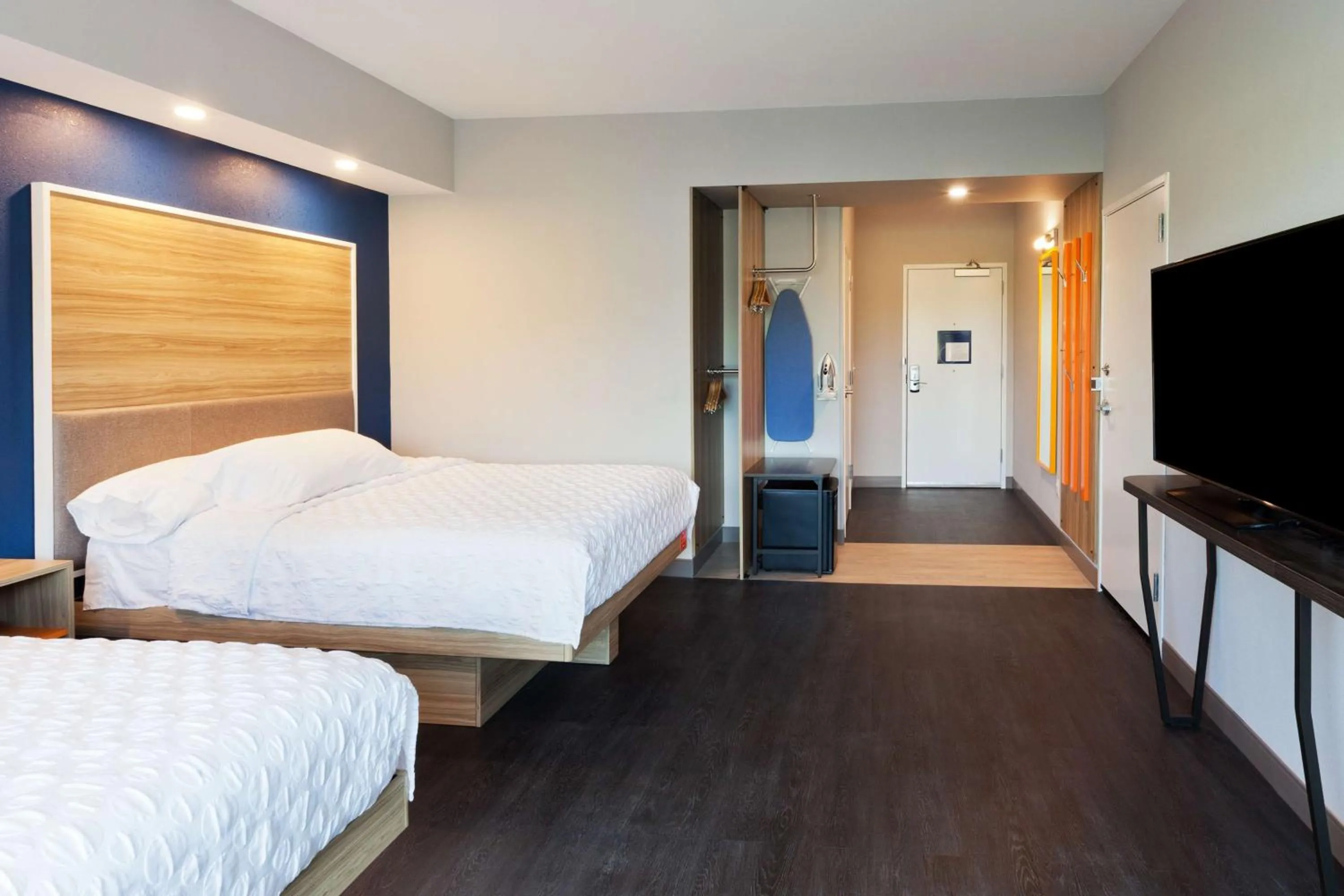 Bedroom, Bed in Tru by Hilton Auburn