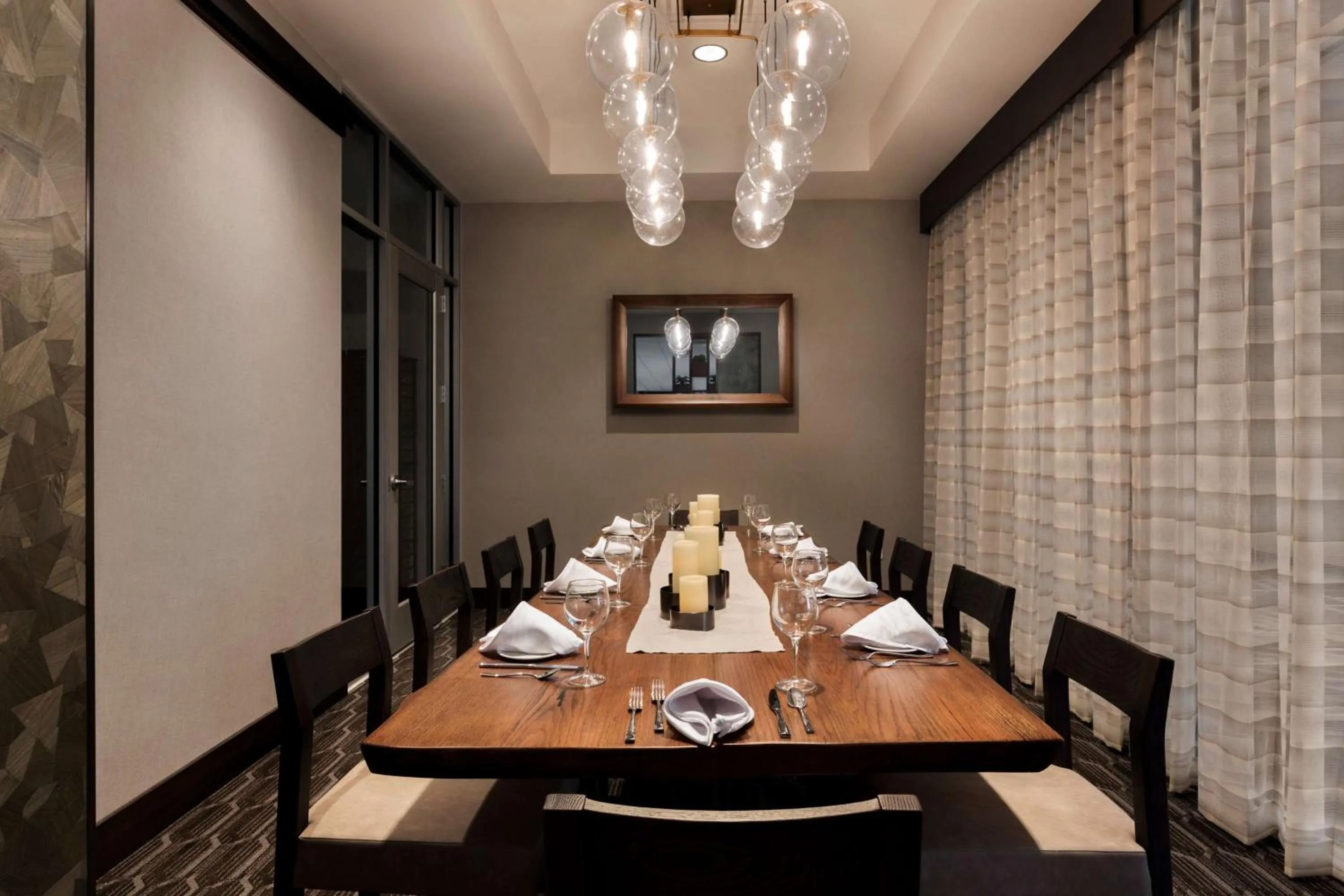 Dining area in Embassy Suites By Hilton San Antonio Landmark