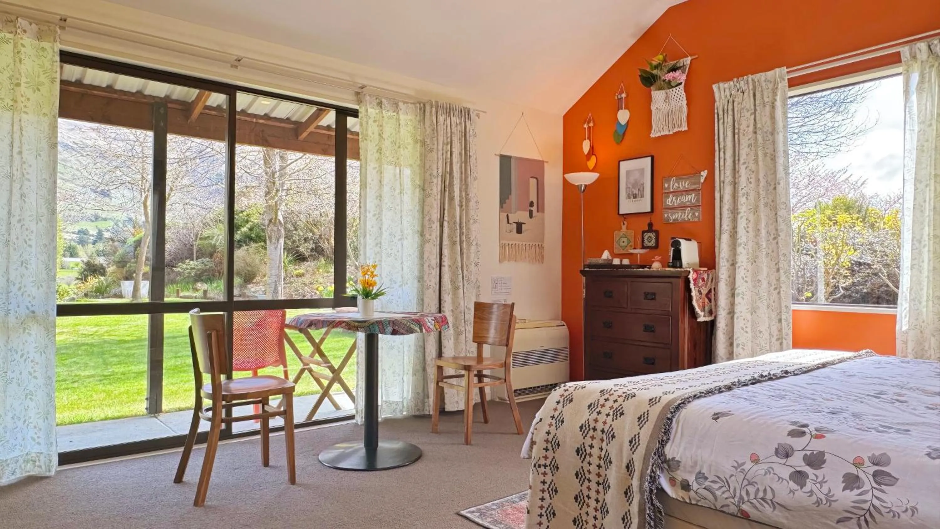 Living room, Bed in Alpine View Lodge