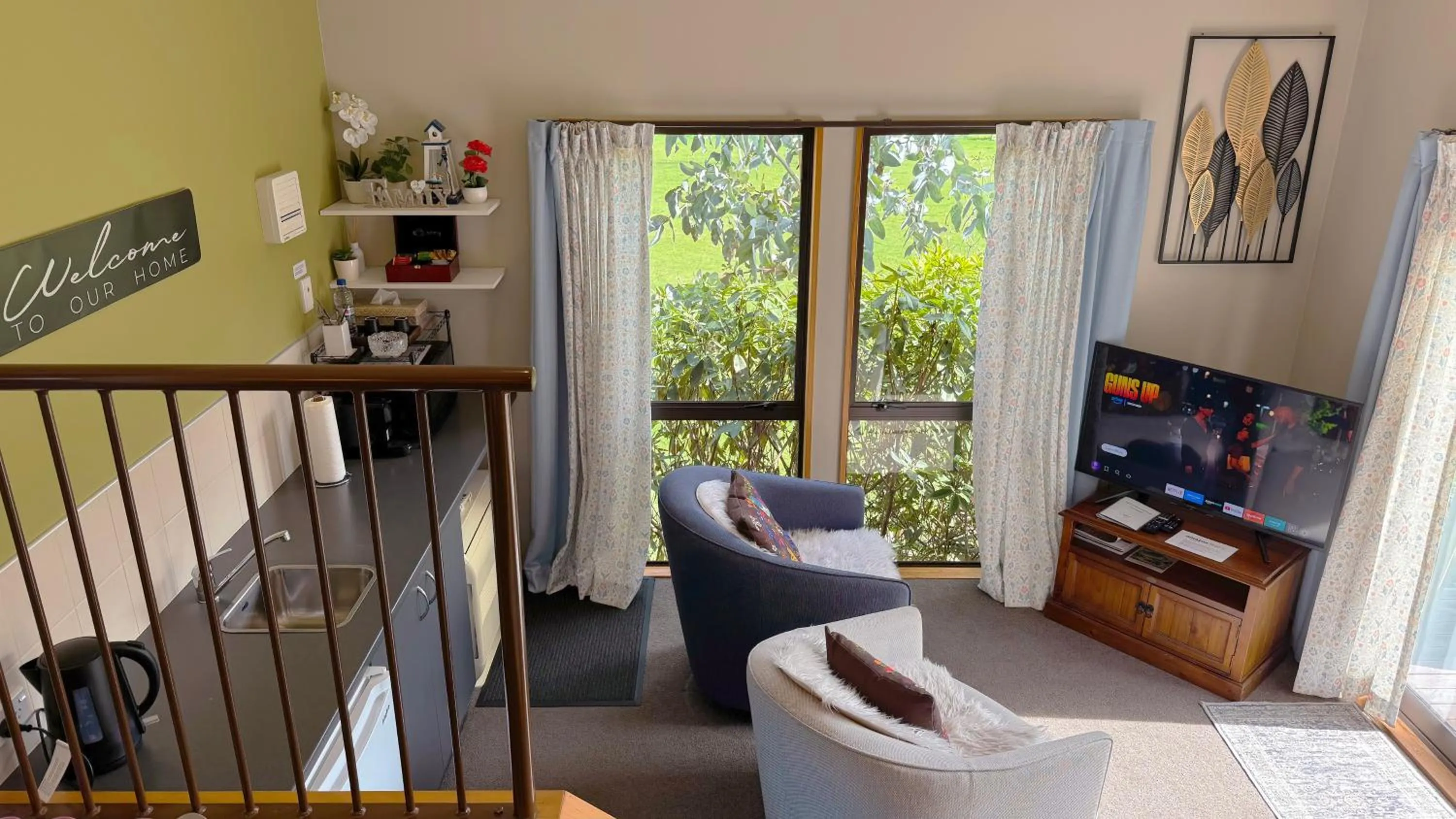 Living room in Alpine View Lodge