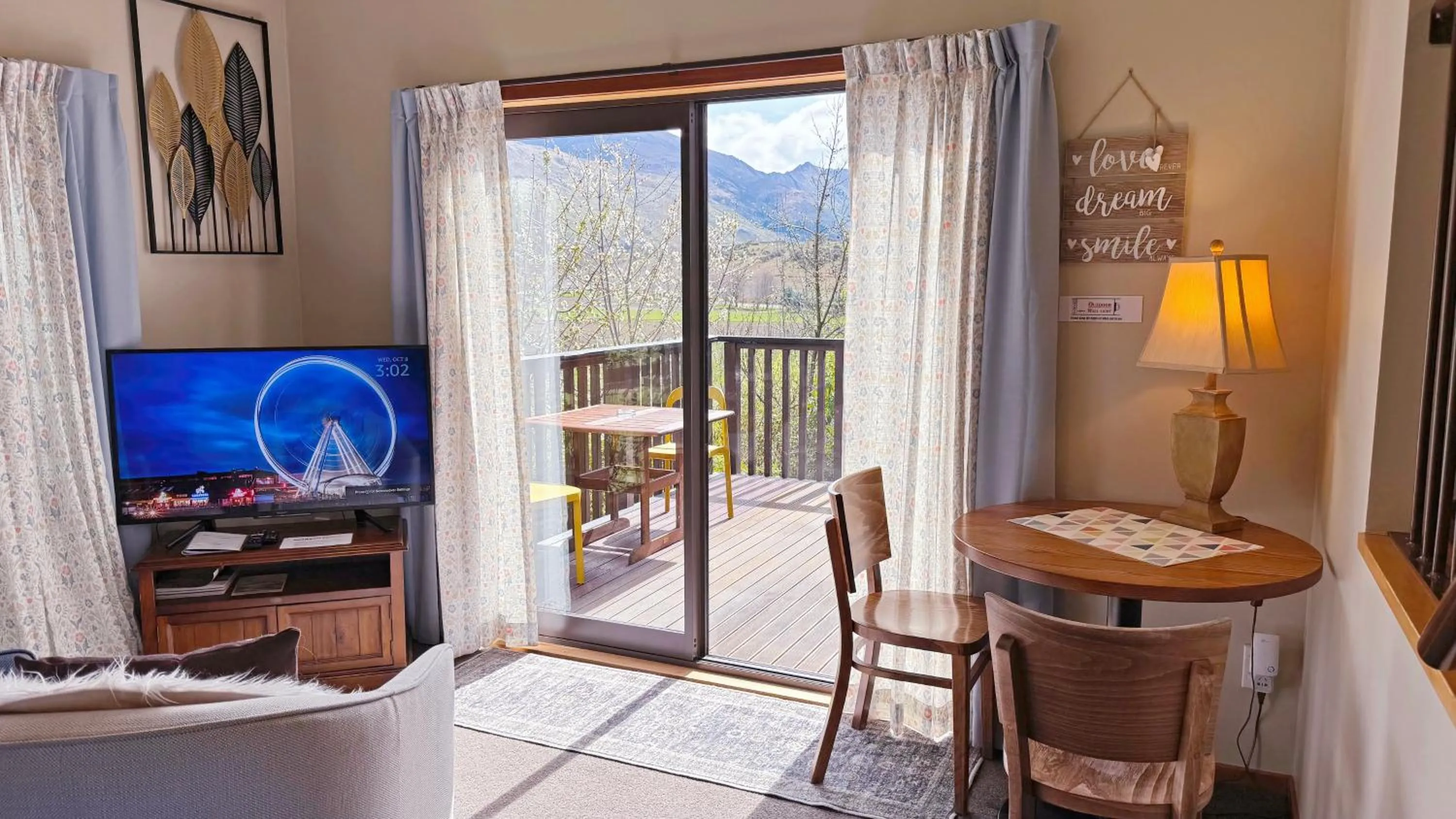 Living room in Alpine View Lodge