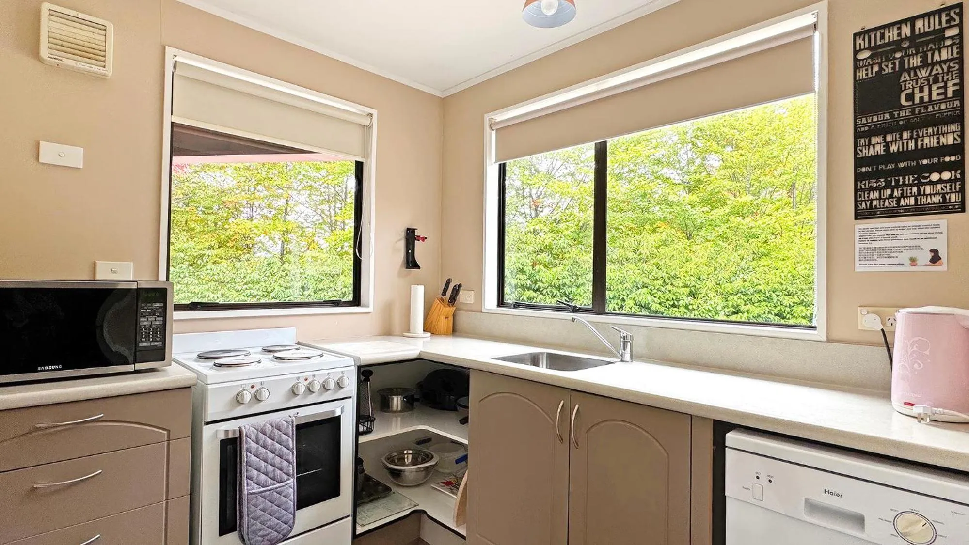 Kitchen or kitchenette in Alpine View Lodge