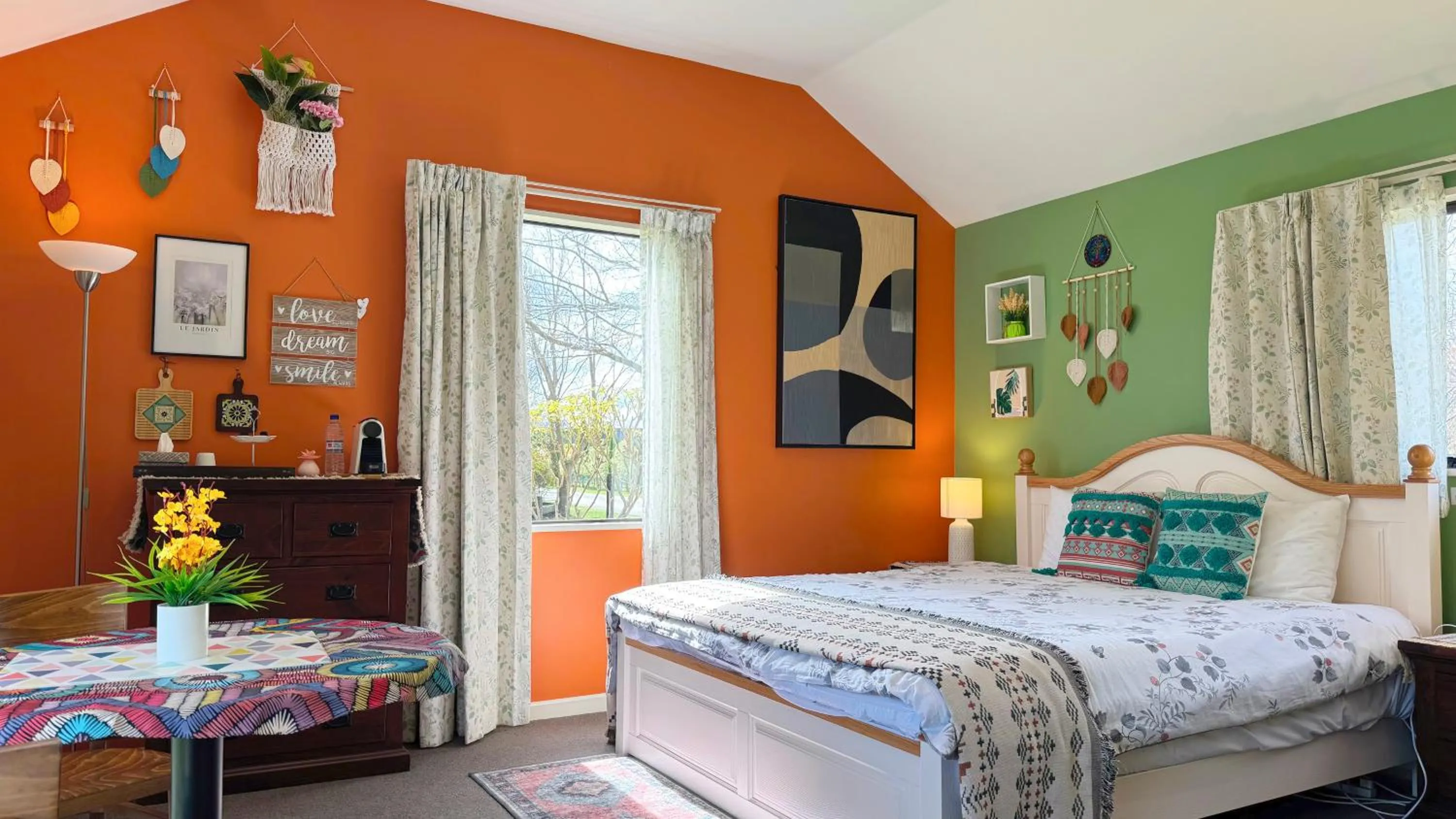 Bedroom, Bed in Alpine View Lodge