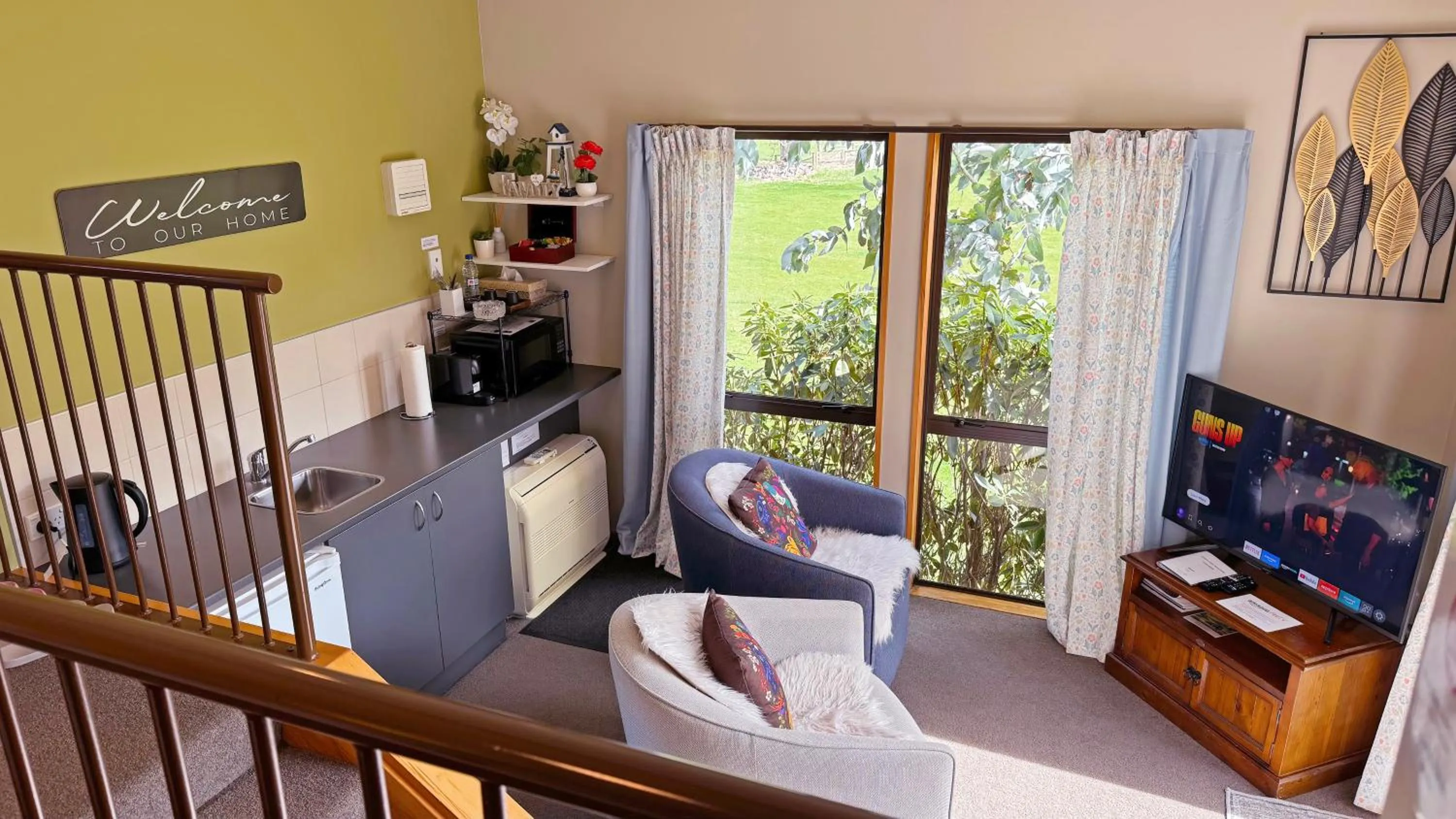 Living room in Alpine View Lodge