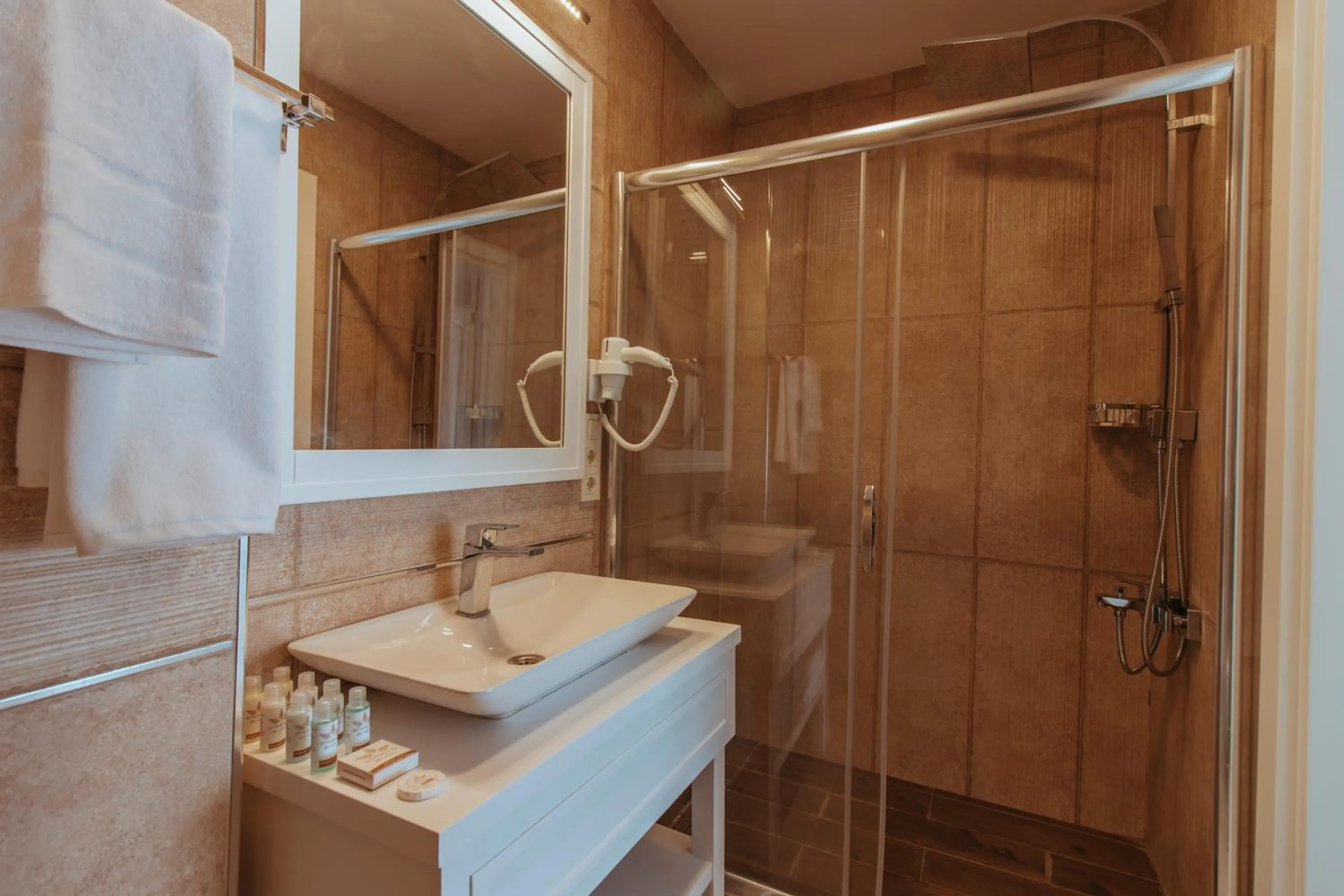 Shower in Istanroom by Keo