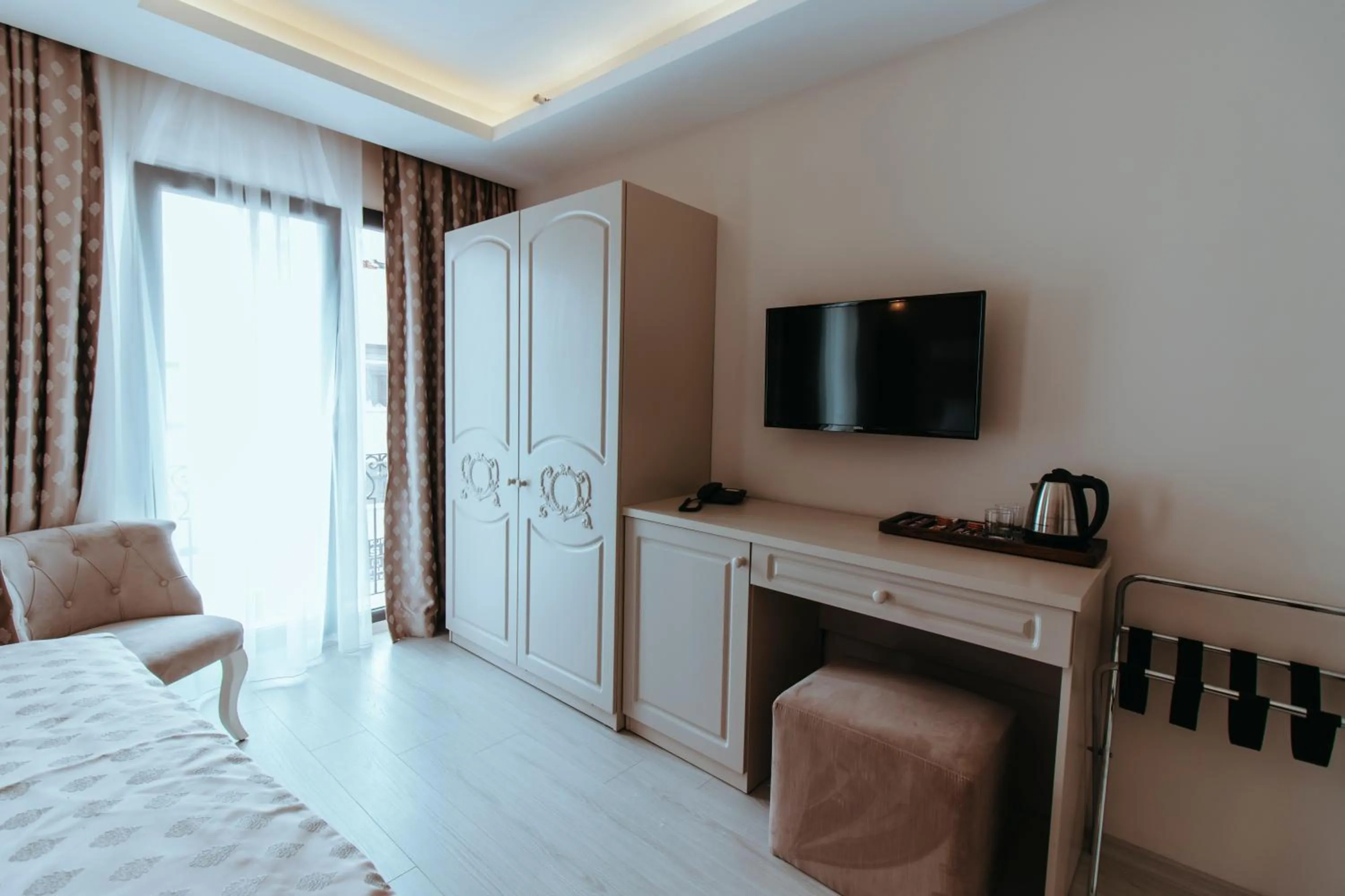 TV and multimedia, Bed in Istanroom by Keo