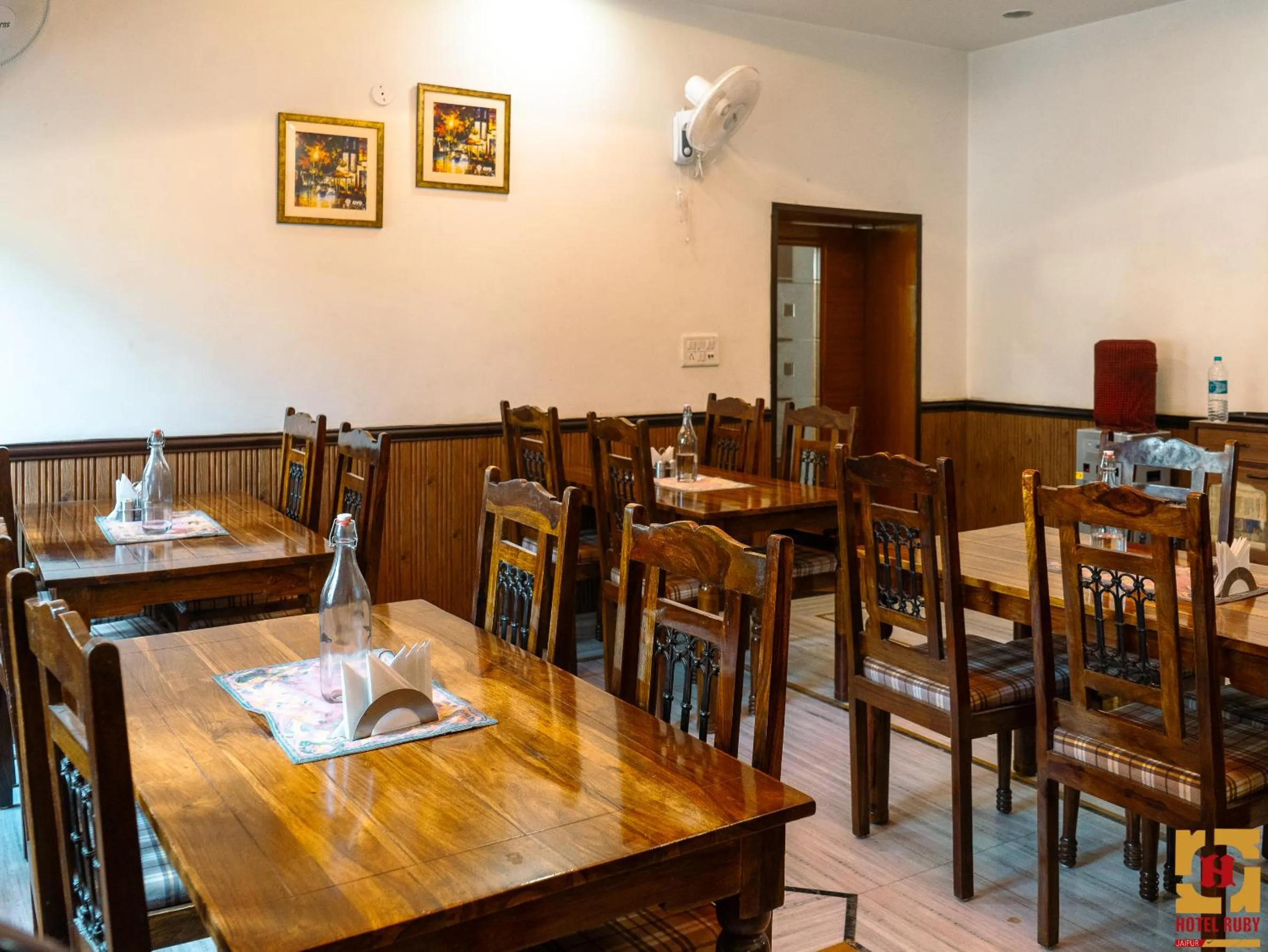 Restaurant/places to eat in Hotel Ruby