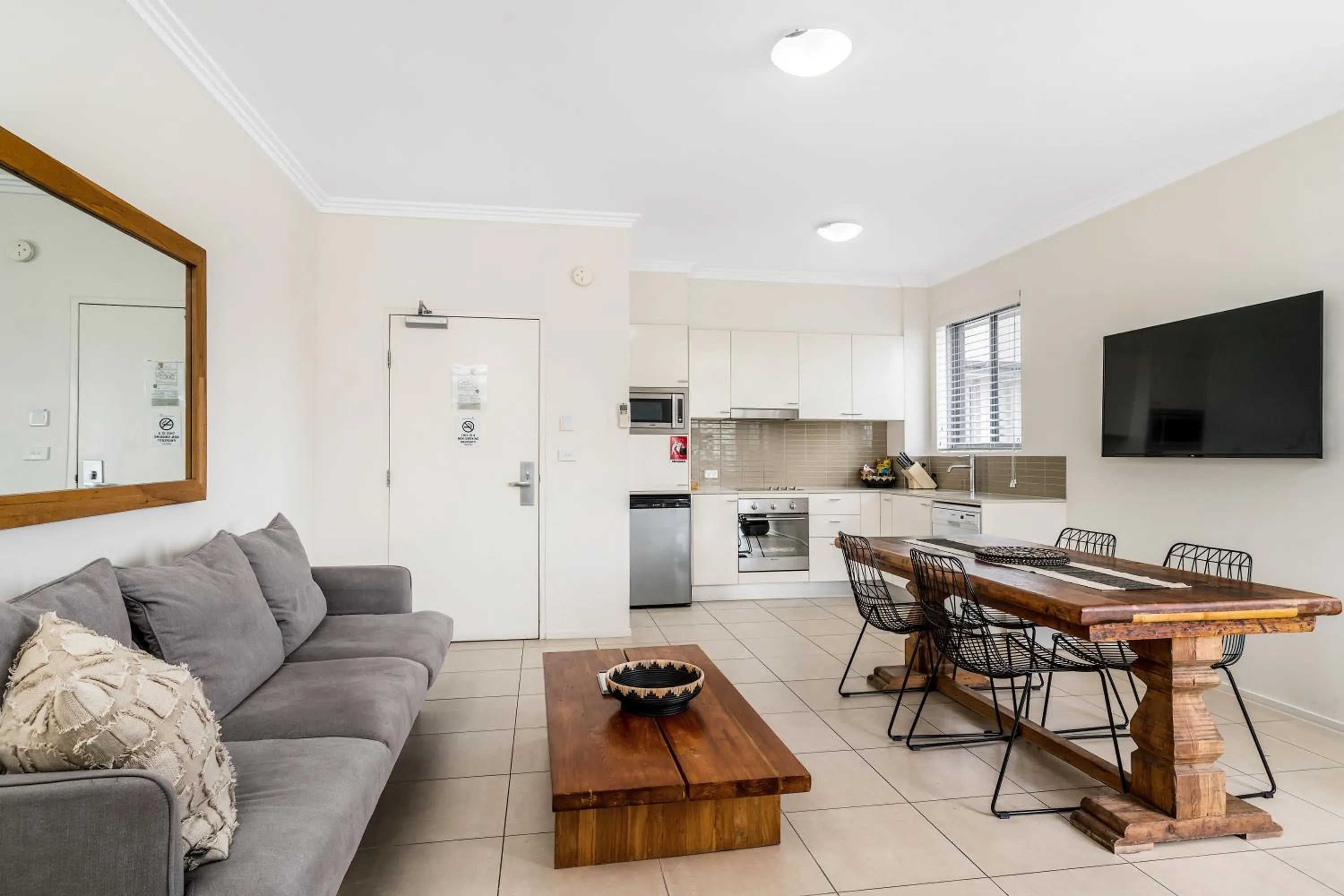Dining area in Byron Bay Hotel and Apartments